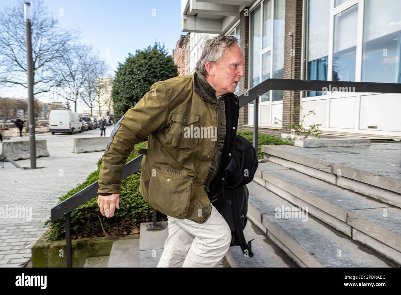 L'avocat Johan Plateau arrive pour une session de l'affaire devant la cour d'appel d'Anvers, une remarque du juge pendant le procès de Hasselt, contre 18 membres de l'association des étudiants de Reuzegom pour le décès de Sanda Dia, à Anvers, le mercredi 15 mars 2023. Sanda Dia, 20 ans, est mort d'un échec d'organe après le rituel du baptême d'un étudiant. La présidente de Hasselt avait noté qu'elle n'avait été prise que pour juger les accusations qui portaient sur les faits de 5 décembre 2018 à Vorselaar. Il a été noté au dossier de la cour que les faits se sont commis depuis le réveil des puits de Louvain jusqu'au deptu Banque D'Images