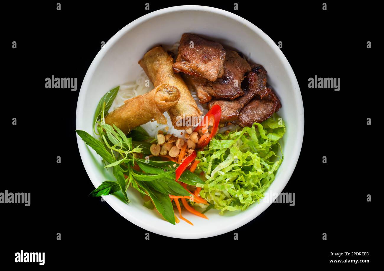 Rouleaux de printemps vietnamiens frits traditionnels au porc servis avec des nouilles de riz, du porc frit et des arachides Banque D'Images