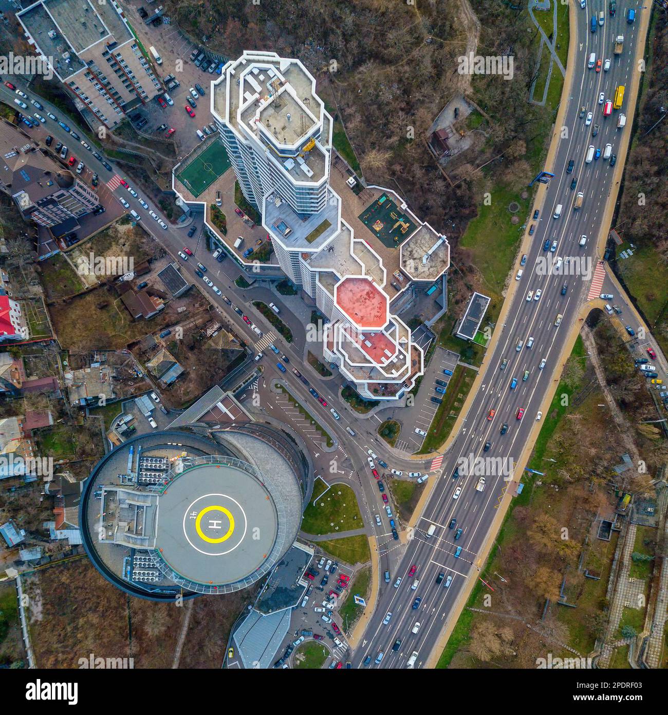 Ville depuis les airs. Kiev. Ukraine. Quartiers résidentiels. Bâtiment de haute hauteur avec héliport. Banque D'Images