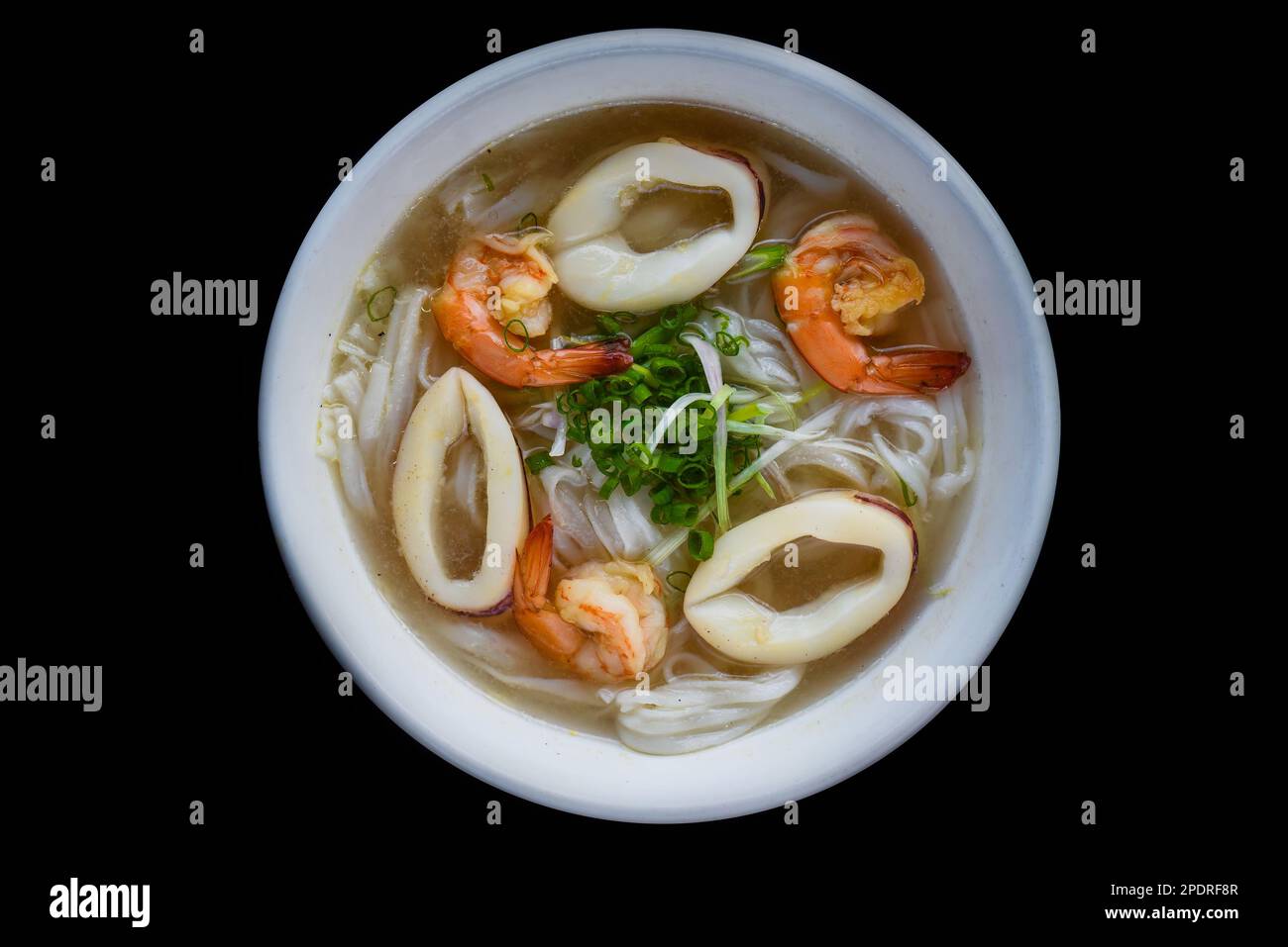 Soupe vietnamienne traditionnelle Pho avec fruits de mer sur fond noir Banque D'Images