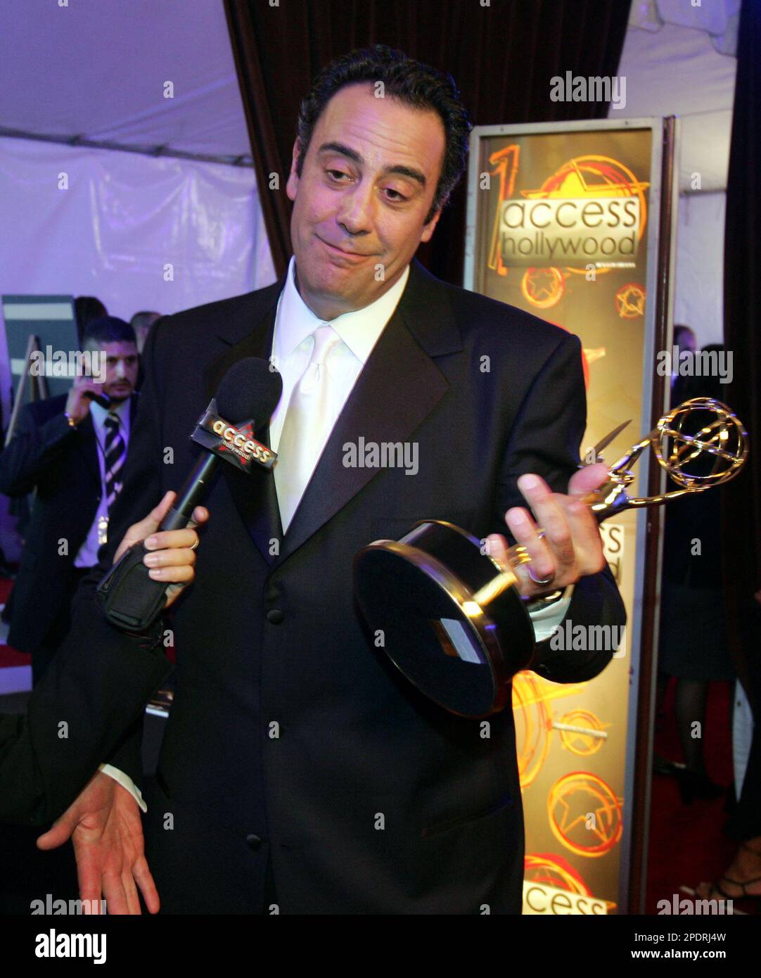 Brad Garrett holds the award for outstanding supporting actor in a comedy series for his work on "Everybody Loves Raymond" as he is interviewed by "Access Hollywood" backstage at the 57th Annual Primetime Emmy Awards Sunday, Sept. 18, 2005, at the Shrine Auditorium in Los Angeles. (AP Photo/Chris Carlson) Banque D'Images