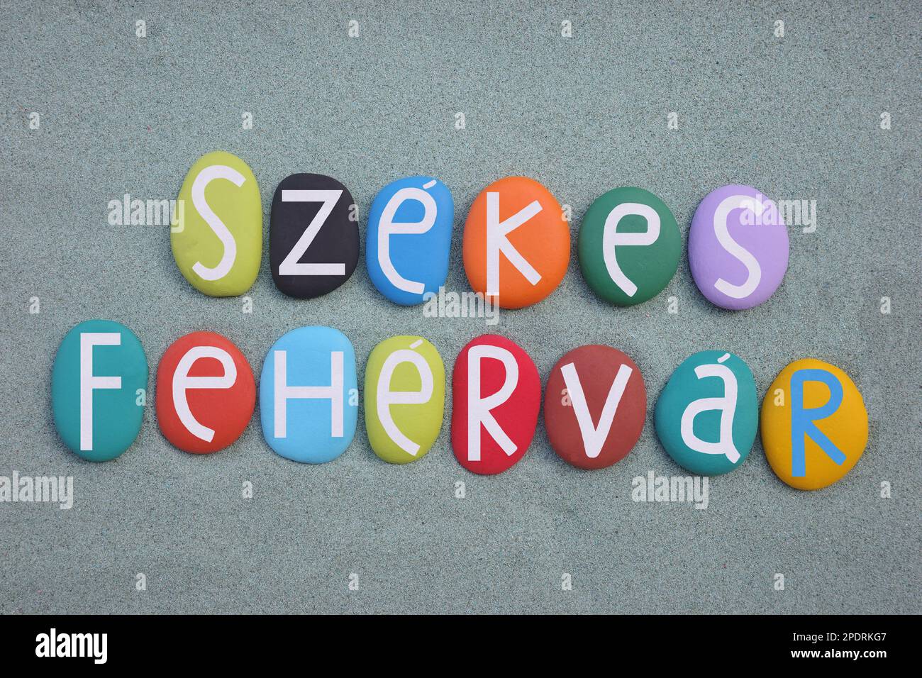 Szekesfehervar, Hongrie, souvenir composé de lettres de pierre multicolores peintes à la main sur du sable vert Banque D'Images