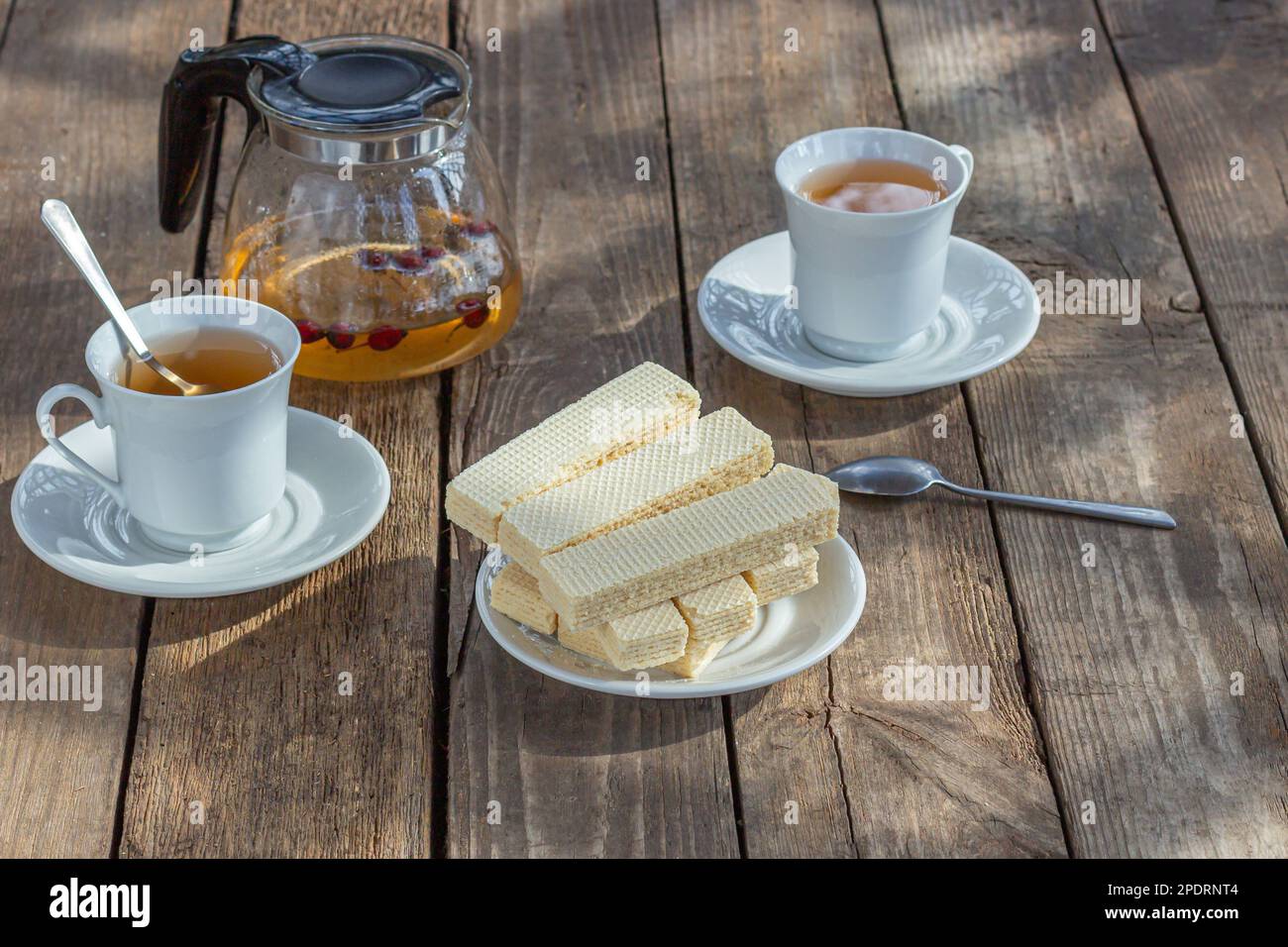 Thé avec gaufres russes sucrées sur fond de bois. Desserts et bonbons traditionnels. rustique Banque D'Images
