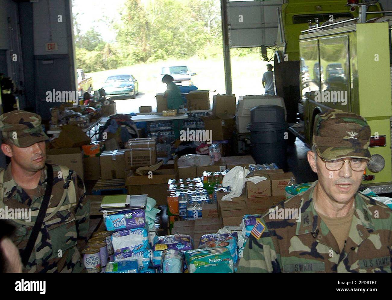 ** ADVANCE FOR SUNDAY SEPT 18 --FILE ** Col. Richard Swan of the Arkansas National Guard, right, and the commander of Task Force Jefferson, the military operation overseeing Jefferson Parish during the cleanup from Hurricane Katrina, speaks with reporters at a "lifeline" shelter in Jefferson Parish near New Orleans, as Sgt. Grant Ellis, left, listens in Tuesday, Sept. 13, 2005, where they are aiding hurricane victims by distributing food and water. (AP Photo/Mike Wintroath, File) Banque D'Images