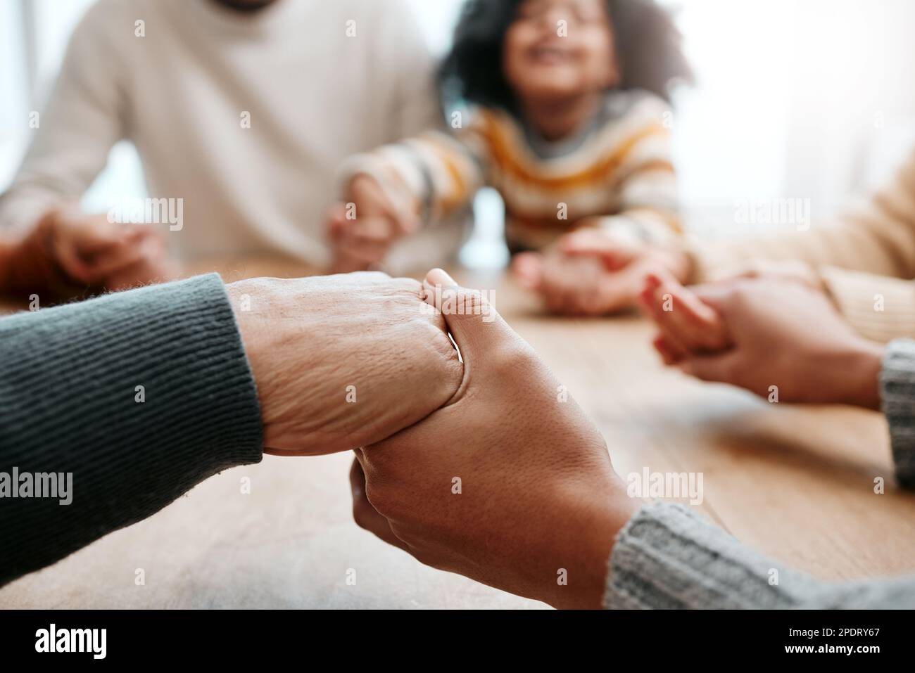 Dieu, tenant les mains ou la grande famille priant pour le soutien ou l'espoir dans la maison chrétienne pour l'adoration ensemble. Mère, père ou grands-parents dans la prière ou Banque D'Images