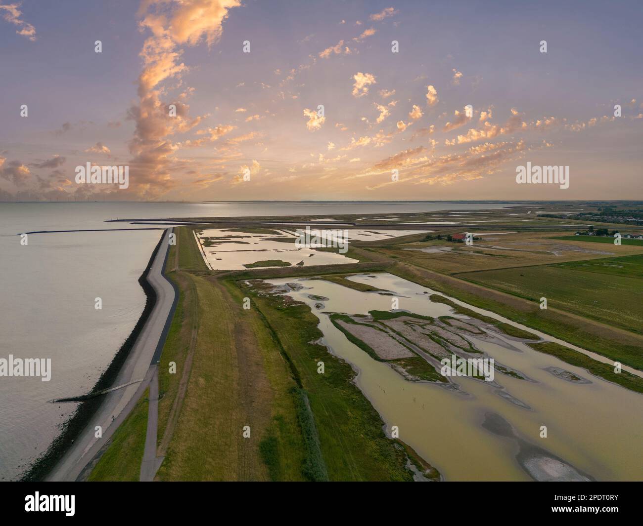 Vue aérienne avec barrage d'inondation au pont de Zeeland avec paysage du parc national Oosterschelde, Zierikzee, Zélande, pays-Bas, Europe Banque D'Images