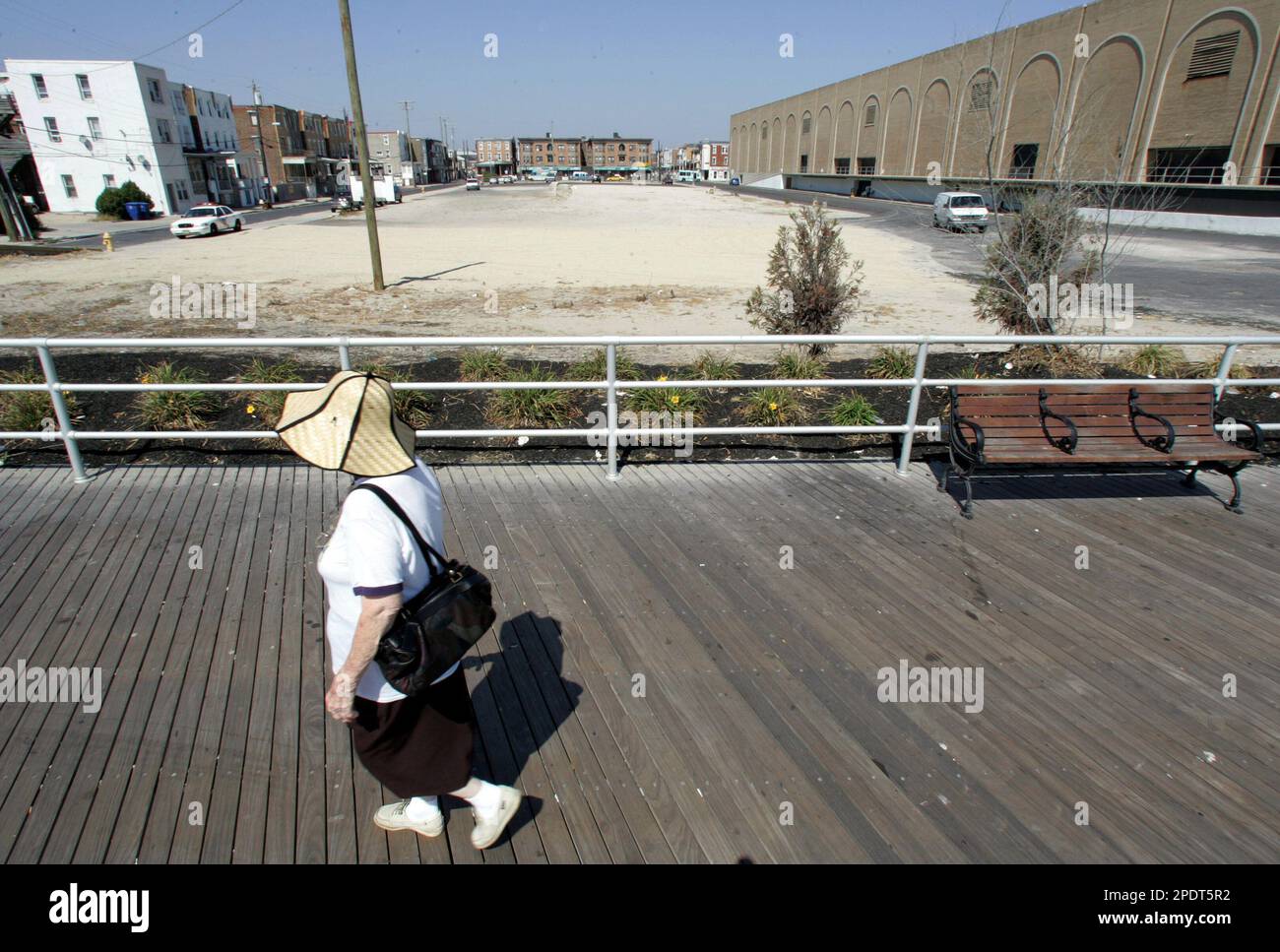A woman walks along the Atlantic City Boardwalk in Atlantic City, N.J., Tuesday, Sept. 13, 2005, near a vacant 2.5-acre lot that was formerly the site of the Trump World's Fair Casino, next to the Atlantic City Boardwalk Hall. On Tuesday, Pennsylvania housing developer Bruce Toll was high bidder at $25.15 million for the land which was appraised at $7.5 million. (AP photo/Mel Evans) Banque D'Images