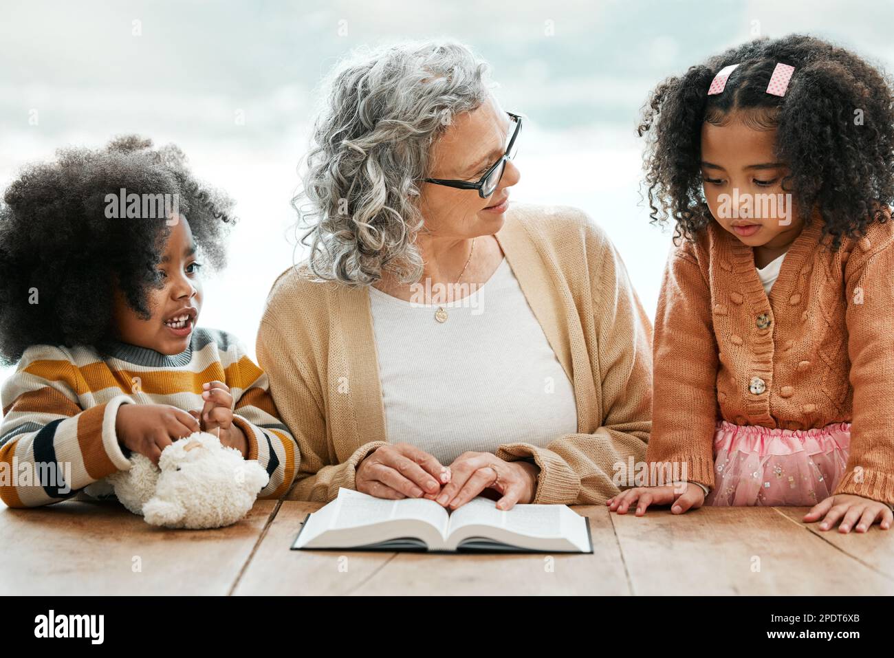 Bible, livre de lecture ou grand-mère avec des enfants pour le culte, le soutien ou l'espoir dans le christianisme pour l'éducation. Enfants frères et sœurs, grand-mère ou vieille femme Banque D'Images