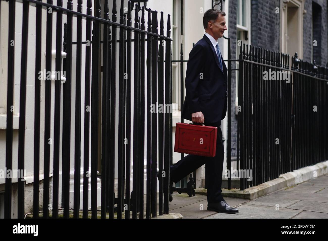 Le chancelier de l'Échiquier Jeremy Hunt quitte le 11 Downing Street, Londres, avec sa boîte ministérielle avant, en délivrant son budget au Parlement. Date de la photo: Mercredi 15 mars 2023. Voir PA Story POLITIQUE Budget. Le crédit photo devrait se lire comme suit : Victoria Jones/PA Wire Banque D'Images