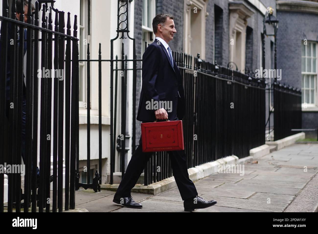 Le chancelier de l'Échiquier Jeremy Hunt quitte le 11 Downing Street, Londres, avec sa boîte ministérielle avant, en délivrant son budget au Parlement. Date de la photo: Mercredi 15 mars 2023. Voir PA Story POLITIQUE Budget. Le crédit photo devrait se lire comme suit : Victoria Jones/PA Wire Banque D'Images