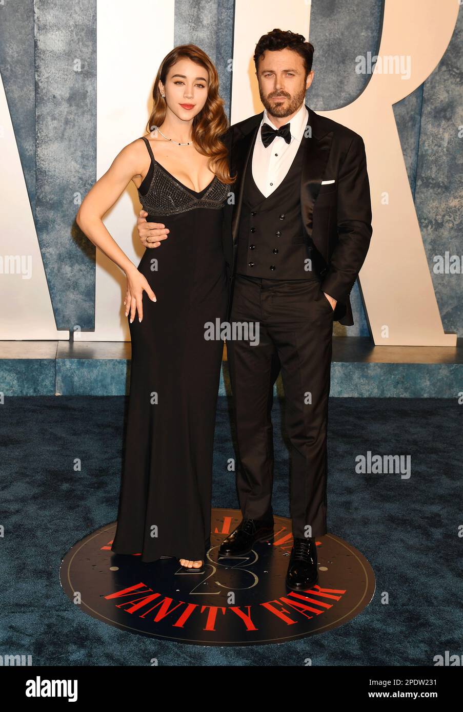 BEVERLY HILLS, CALIFORNIE - MARS 12: (G-D) Caylee Cowan et Casey