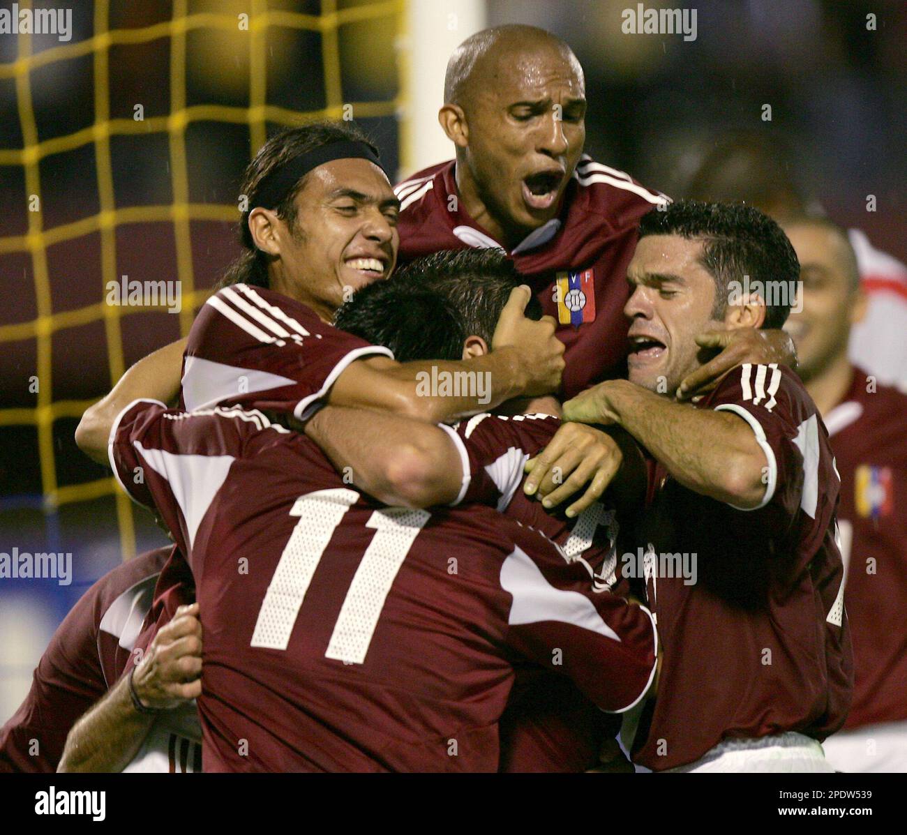 Venezuela's players celebrate the goal of their teammate Giancarlo Maldonado during a World Cup qualifier soccer match against Peru at Pachencho Romero stadium in Western Maracaibo, Venezuela, Saturday, Sep. 3, 2005. (AP Photo/Fernando Llano) Banque D'Images