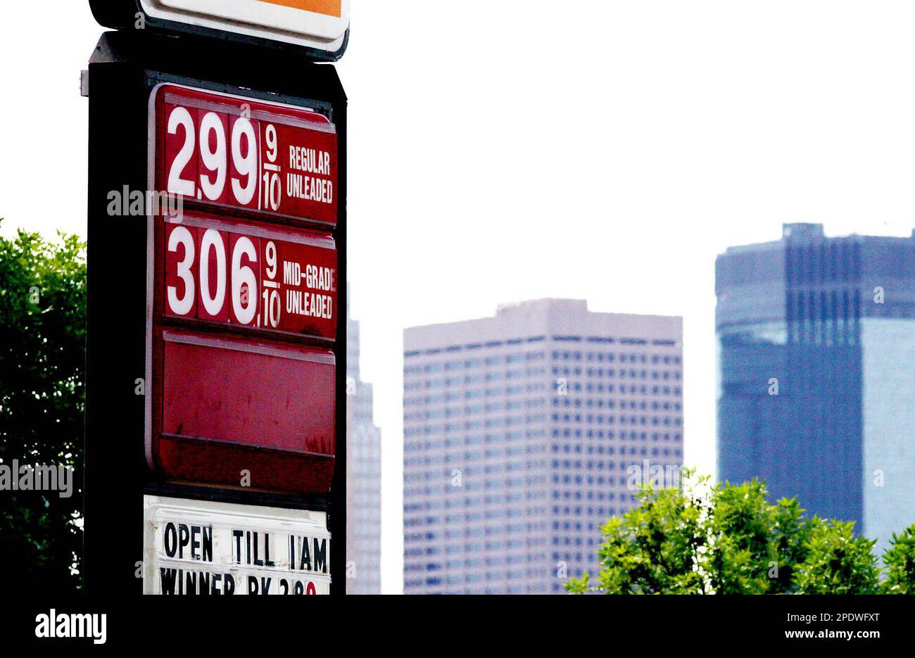 The Minneapolis skyline rises in the background as regular unleaded gasoline prices push $3 a gallon at a station Wednesday, Aug. 31, 2005. Gasoline prices are tightening in the wake of Hurricane Katrina. (AP Photo/Jim Mone) Banque D'Images