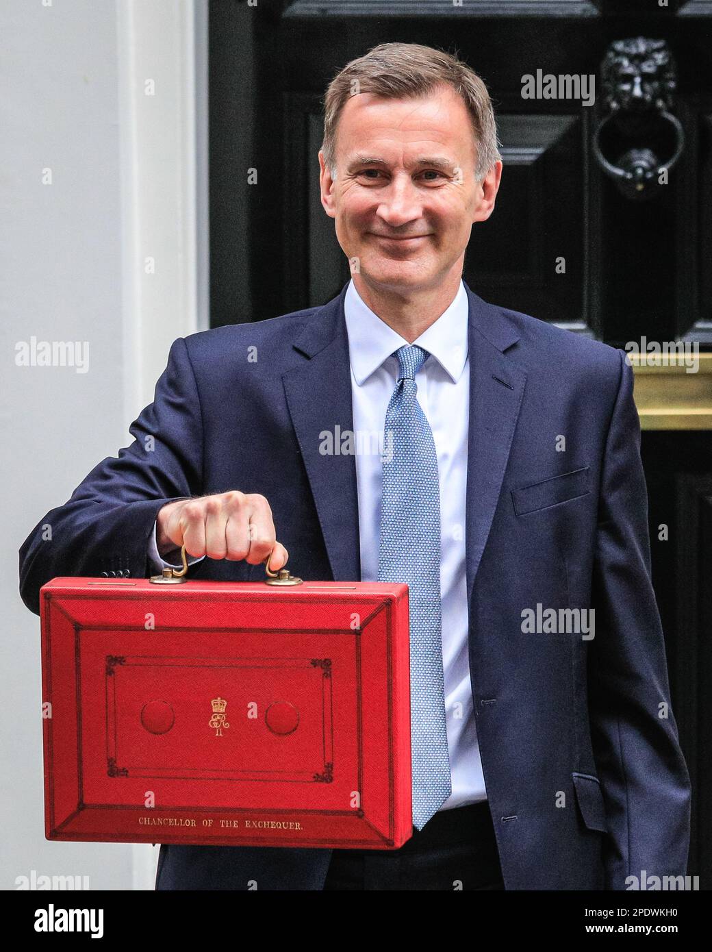 Londres, Royaume-Uni. 15th mars 2023. Jeremy Hunt, député, chancelier de  l'Échiquier, devant le n° 11 Downing Street, avec son coffret rouge  emblématique, que l'on appelle la mallette, avant de remettre le budget