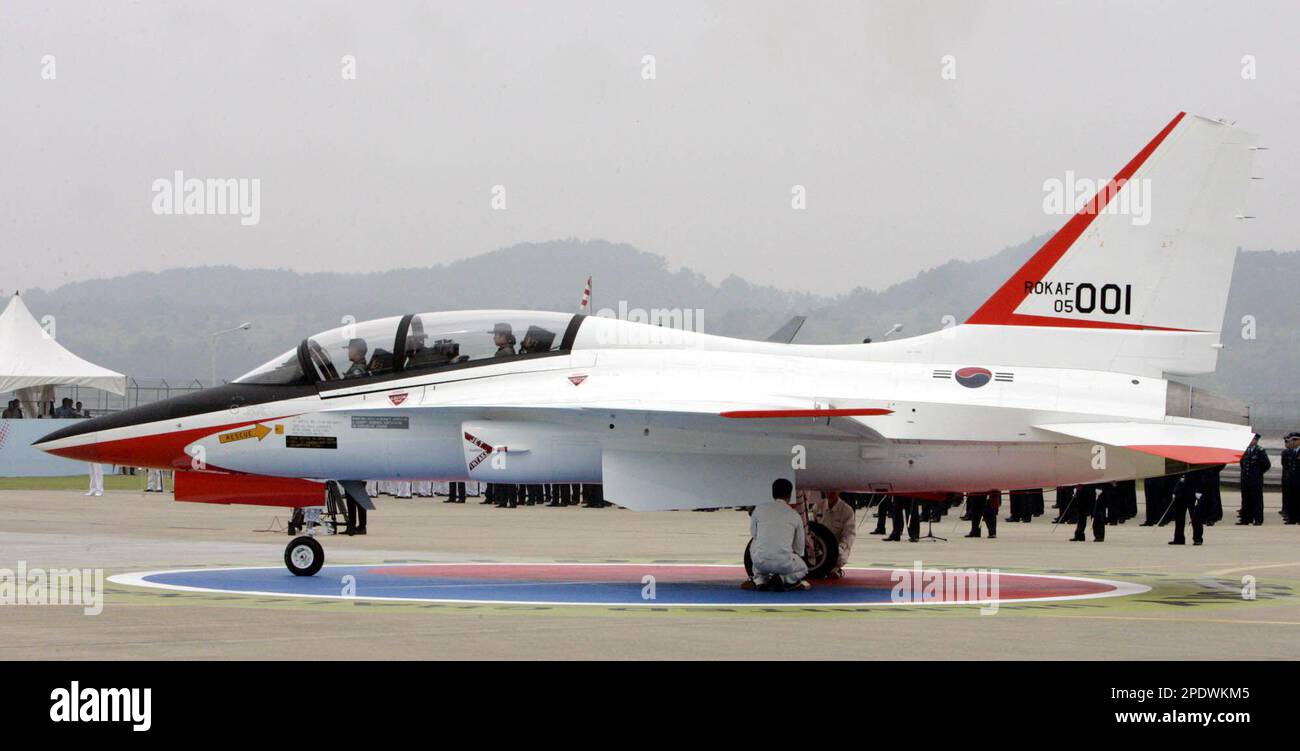 South Korea's first domestically manufactured Supersonic Trainer Jet T-50 sits unveiled during the roll-out ceremony in Sacheon, south of Seoul, Tuesday, Aug. 30, 2005. State-run Korea Aerospace Industries Ltd. on Tuesday unveiled a supersonic trainer jet it plans to sell to the South Korean air force and overseas. (AP Photo/Lee Jin-man) Banque D'Images