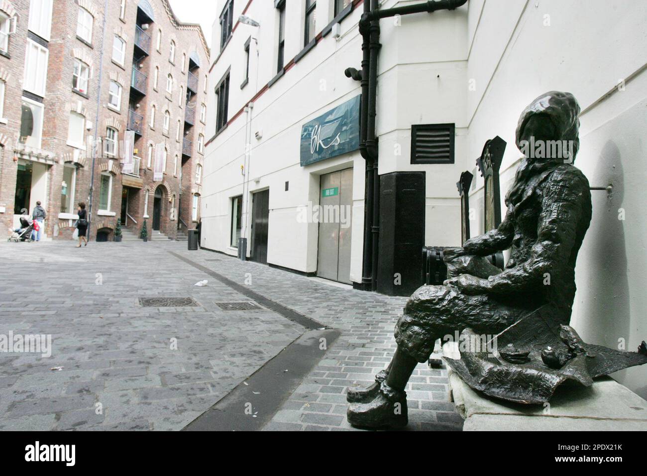 A bronze statue of Eleanor Rigby near to Mathew Street, Liverpool, England, Friday Aug. 26, 2005. The city plays host to Europe's largest free city centre music festival, the Mathew Street Festival, the annual event that sees Beatles fans from across the world return to the bands home city. (AP Photo/Paul Ellis) Banque D'Images