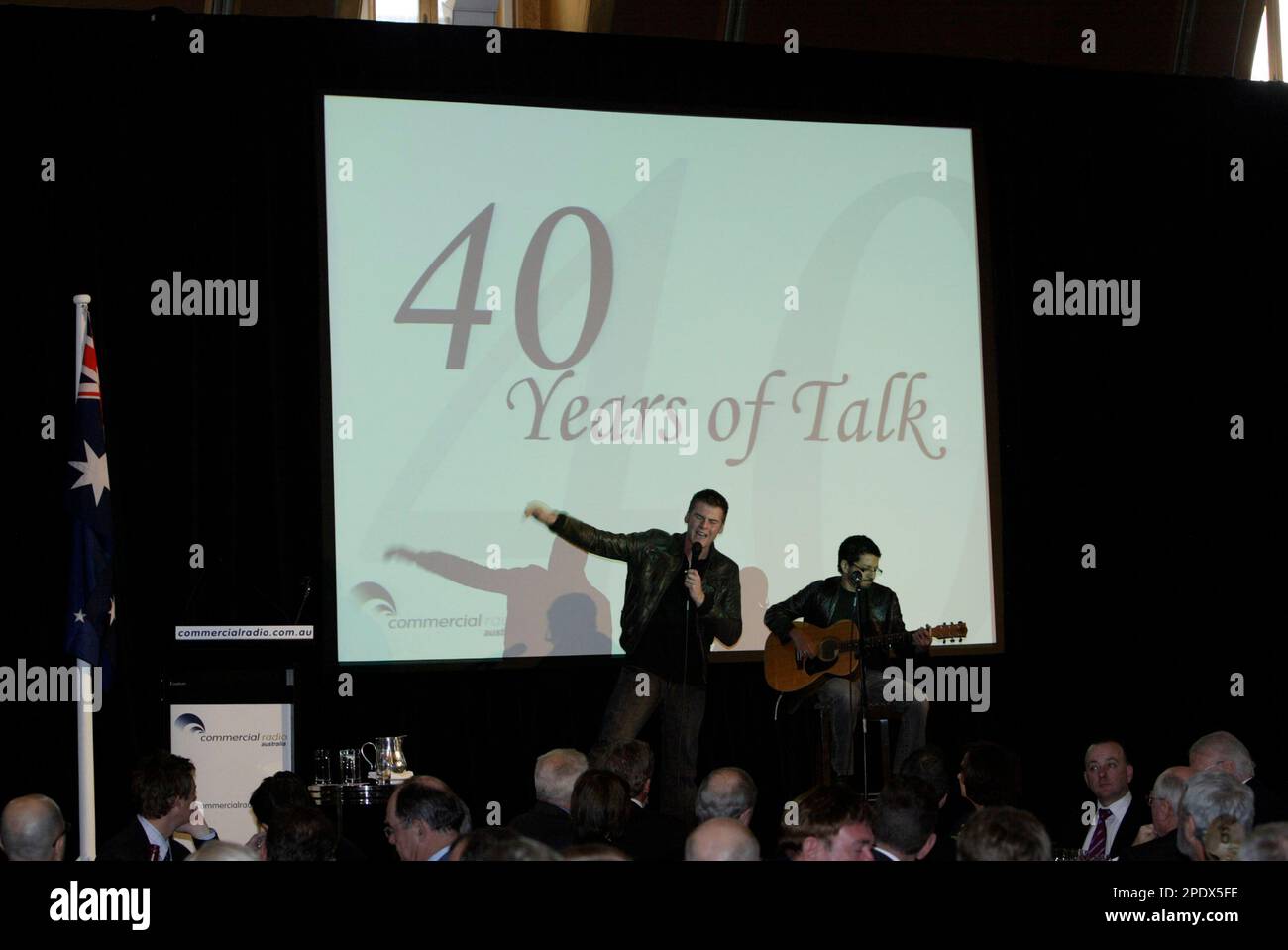 Eran James se produit en direct lors du déjeuner organisé pour célébrer le  40th anniversaire de la radio de conversation, présentée en Australie en  1967. Le Premier ministre australien John Howard et