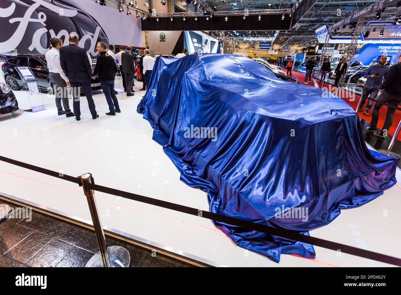 ESSEN, ALLEMAGNE - 01 décembre 2017: LE constructeur AUTOMOBILE AMÉRICAIN Ford se prépare à présenter le dernier modèle de la Mustang au salon de l'automobile d'Essen sur 1 décembre, Banque D'Images