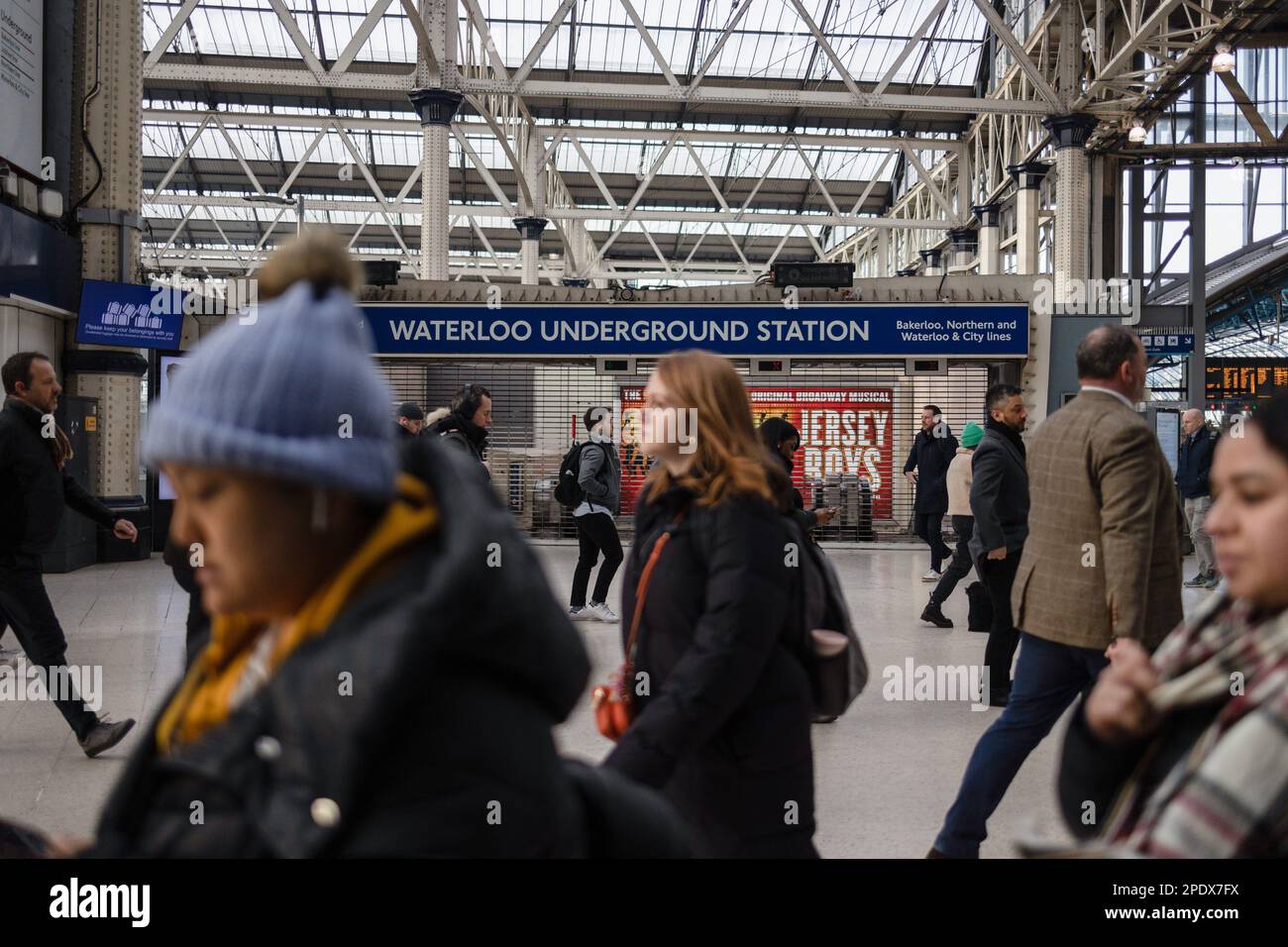 Les personnes qui voyagent à Londres marchent à pied après l'entrée de la station de métro de Waterloo à l'heure de pointe du matin. Plus de 10 000 membres du Syndicat national des travailleurs des transports, des transports et des chemins de fer (RMT) ont participé à l'action de grève dans le service souterrain de Londres le jour du budget du printemps qui a paralysé le réseau de transport de Londres. Les enseignants du University and College Union et les médecins juniors de la British Medical Association sont également en grève aujourd'hui dans un conflit sur les salaires et les conditions de travail dans le contexte de la crise du coût de la vie. (Photo de Hesther ng/SOPA Images/Sipa USA) Banque D'Images