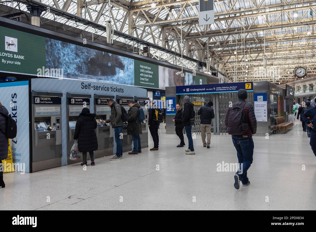 Londres, Royaume-Uni. 15th mars 2023. L'entrée de la station de métro de Waterloo est fermée le matin à l'heure de pointe. Plus de 10 000 membres du Syndicat national des travailleurs des transports, des transports et des chemins de fer (RMT) ont participé à l'action de grève dans le service souterrain de Londres le jour du budget du printemps qui a paralysé le réseau de transport de Londres. Les enseignants du University and College Union et les médecins juniors de la British Medical Association sont également en grève aujourd'hui dans un conflit sur les salaires et les conditions de travail dans le contexte de la crise du coût de la vie. Crédit : SOPA Images Limited/Alamy Live News Banque D'Images