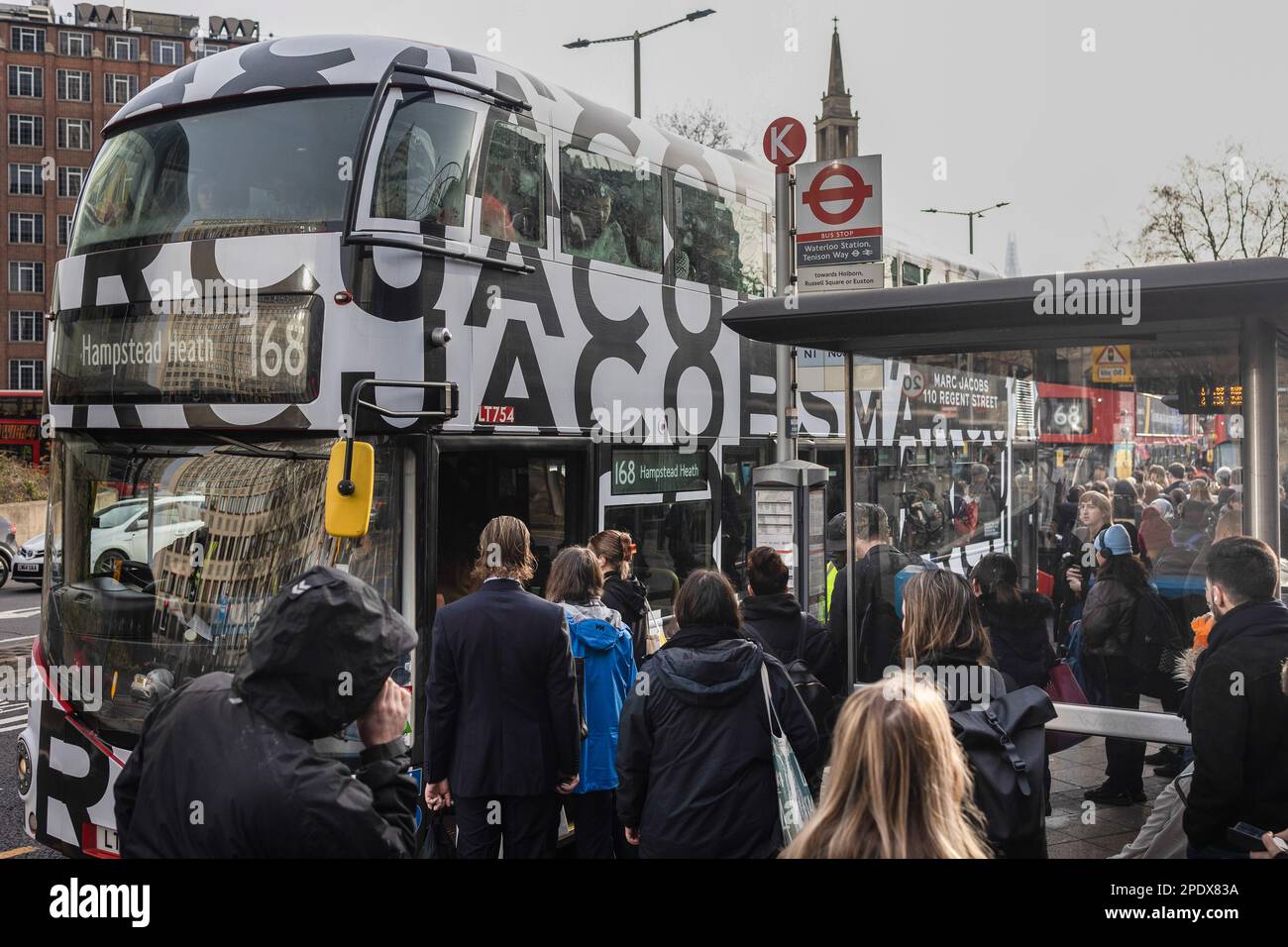 Les navetteurs de Londres sont vus faire la queue pour le bus pour se rendre au travail le matin à l'heure de pointe dans le cadre de la grève des travailleurs du métro de Londres. Plus de 10 000 membres du Syndicat national des travailleurs des transports, des transports et des chemins de fer (RMT) ont participé à l'action de grève dans le service souterrain de Londres le jour du budget du printemps qui a paralysé le réseau de transport de Londres. Les enseignants du University and College Union et les médecins juniors de la British Medical Association sont également en grève aujourd'hui dans un conflit sur les salaires et les conditions de travail dans le contexte de la crise du coût de la vie. Banque D'Images