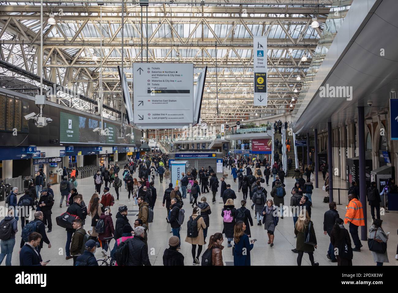 Les navetteurs de Londres sont vus à la gare de Waterloo pendant les heures de pointe le matin. Plus de 10 000 membres du Syndicat national des travailleurs des transports, des transports et des chemins de fer (RMT) ont participé à l'action de grève dans le service souterrain de Londres le jour du budget du printemps qui a paralysé le réseau de transport de Londres. Les enseignants du University and College Union et les médecins juniors de la British Medical Association sont également en grève aujourd'hui dans un conflit sur les salaires et les conditions de travail dans le contexte de la crise du coût de la vie. (Photo de Hesther ng/SOPA Images/Sipa USA) Banque D'Images