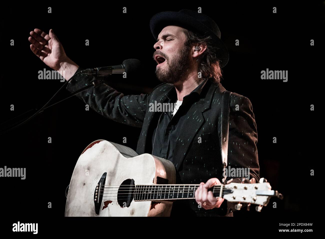 Gaz Coombes en direct sur scène le 14 mars 2023 Banque D'Images