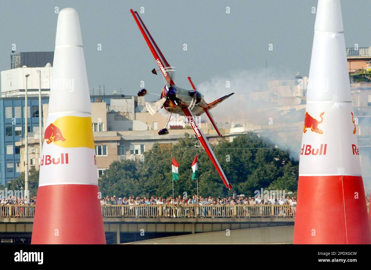 Acrobatic pilot Mike Mangold from U.S. performs during the Red Bull Air Race's qualification round as he flies his Edge 450 acrobatic plane over the river Danube in Budapest, Hungary, on Saturday, Aug. 20. 2005. In the background the Margit Bridge is seen. Saturday is a national holiday in Hungary, celebrated with a traditional air show over the Danube. (AP Photo / Bela Szandelszky) Banque D'Images