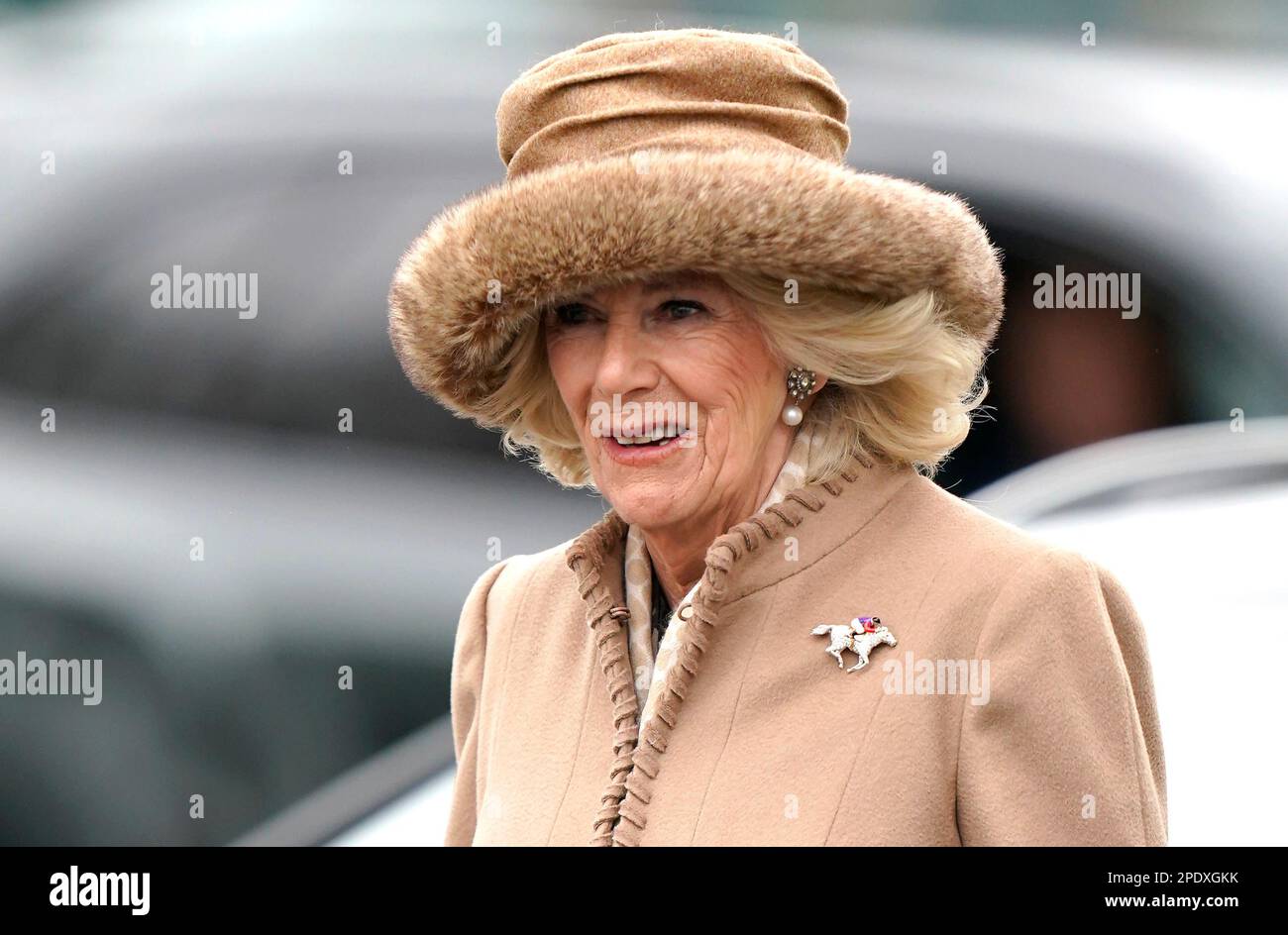 Le Queen Consort arrive le deuxième jour du Cheltenham Festival à l'hippodrome de Cheltenham. Date de la photo: Mercredi 15 mars 2023. Banque D'Images