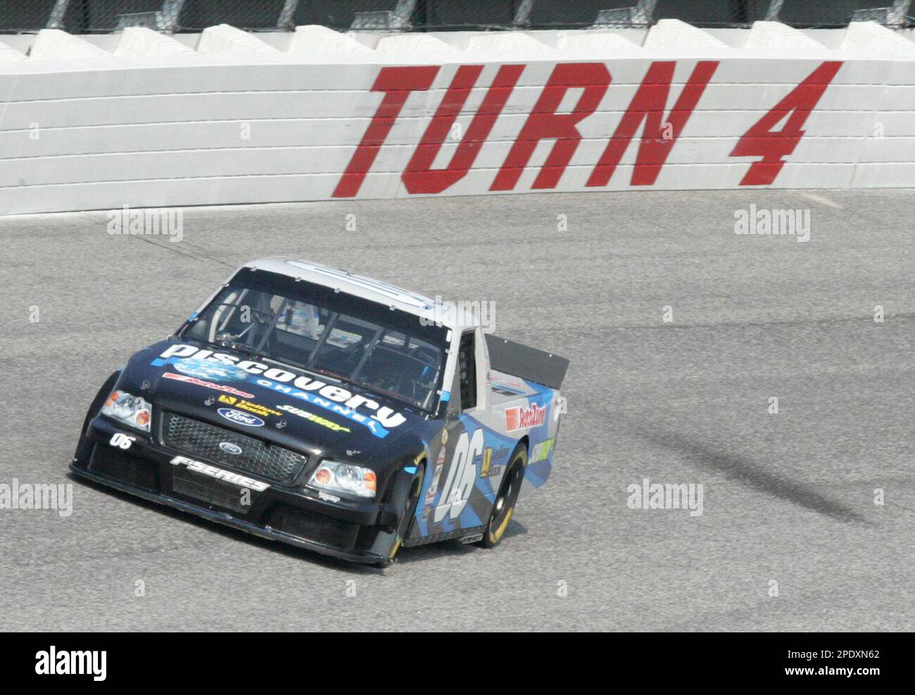 ** ADVANCE FOR WEEKEND EDITIONS, AUG. 20-21 ** A race car driver candidate for NASCAR mogul Jack Roush's new reality series, "Driver X: The Race For The Ride,'' speeds through turn 4 at Darlington Raceway in Darlington, S.C., during filming Monday, Aug. 15, 2005. The 13-week series debuts on the Discovery Channel on Oct. 31 and runs until February. (AP Photo/The Morning News, John D. Russell) Banque D'Images