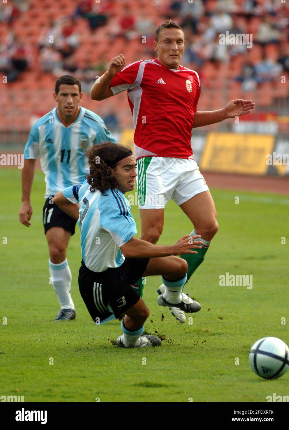 Argentia's national team player, Roberto Ayala, front, and Hungary's Laszlo Bognar, back, in action while Argentina's Maximiliano Rodriguez is seen on the left during a friendly soccer game between Hungary and Argentina in the Ferenc Puskas Stadium in Budapest, Hungary on Wednesday, Aug. 17. 2005. (AP Photo / Bela Szandelszky) Banque D'Images