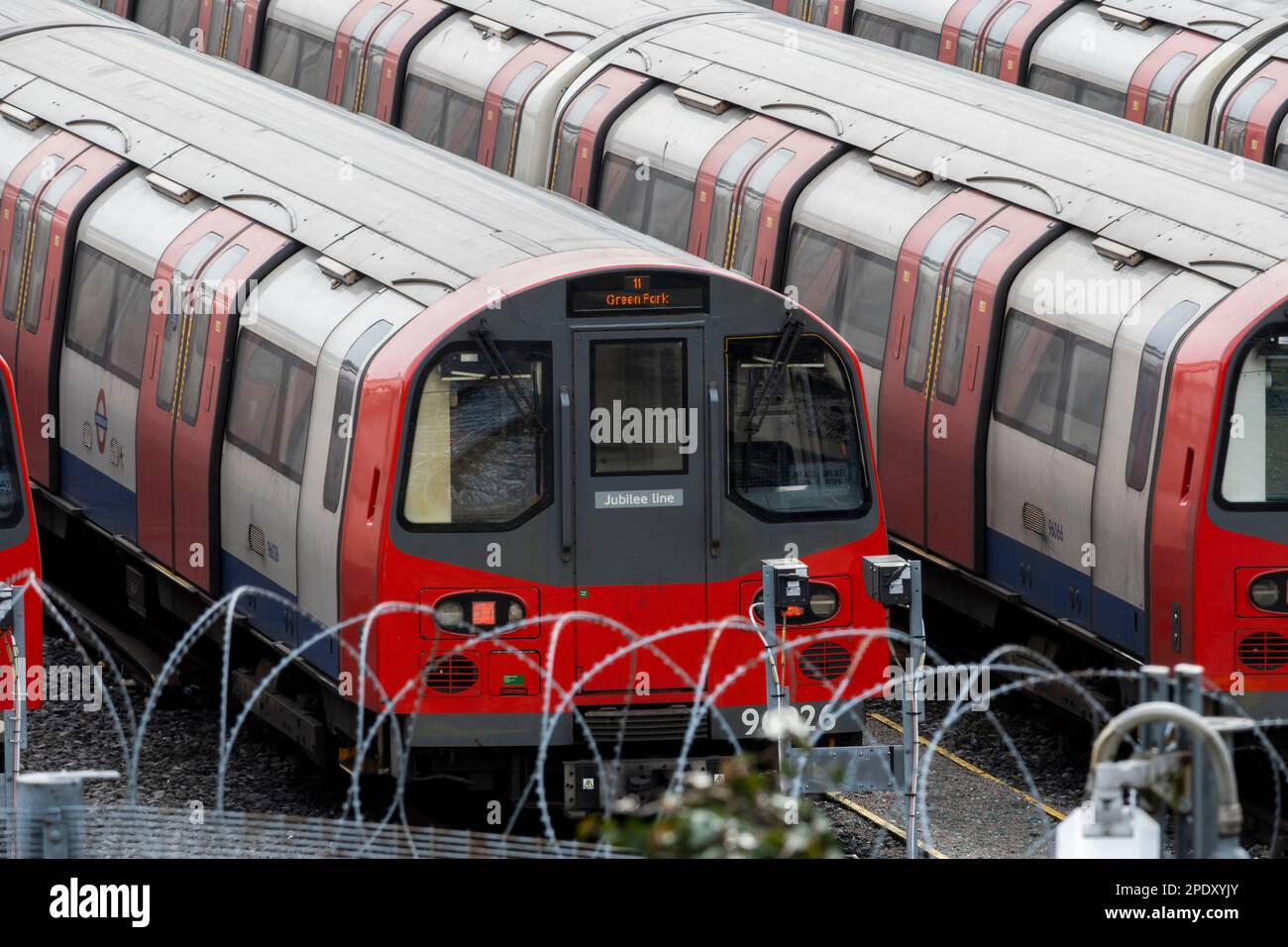 Londres, Royaume-Uni. 15 mars 2023. Métro stationnés à la station de métro Stanmore au bout de la ligne Jubilee. Une grève des chauffeurs de métro dans les syndicats ASLEF et Rail, Maritime et transport (RMT) a entraîné l'absence de service sur les lignes de métro, selon transport for London. Ceux qui sont en grève exigent une amélioration des salaires et des conditions. Credit: Stephen Chung / Alamy Live News Banque D'Images