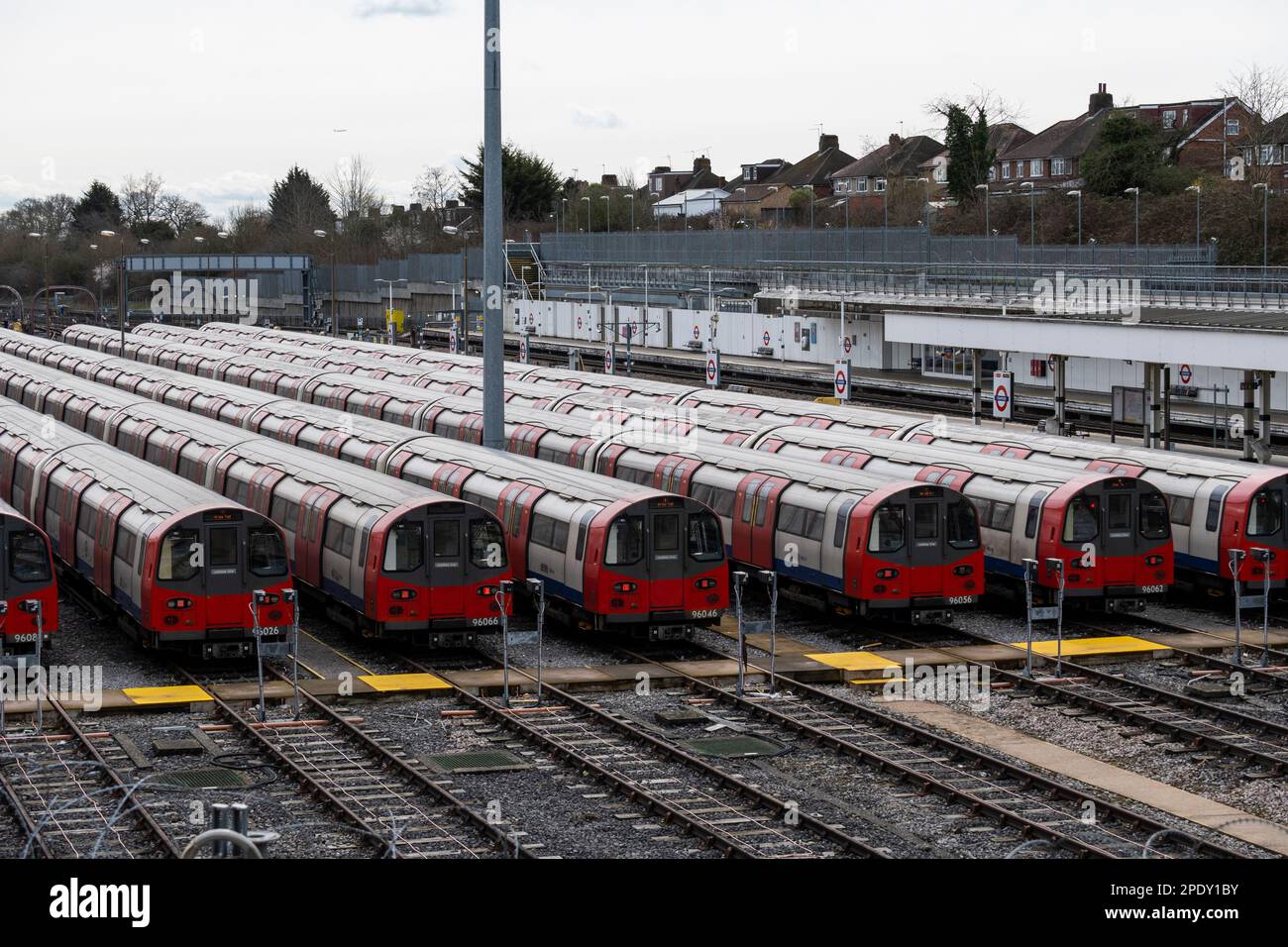 Londres, Royaume-Uni. 15 mars 2023. Métro stationnés à la station de métro Stanmore au bout de la ligne Jubilee. Une grève des chauffeurs de métro dans les syndicats ASLEF et Rail, Maritime et transport (RMT) a entraîné l'absence de service sur les lignes de métro, selon transport for London. Ceux qui sont en grève exigent une amélioration des salaires et des conditions. Credit: Stephen Chung / Alamy Live News Banque D'Images