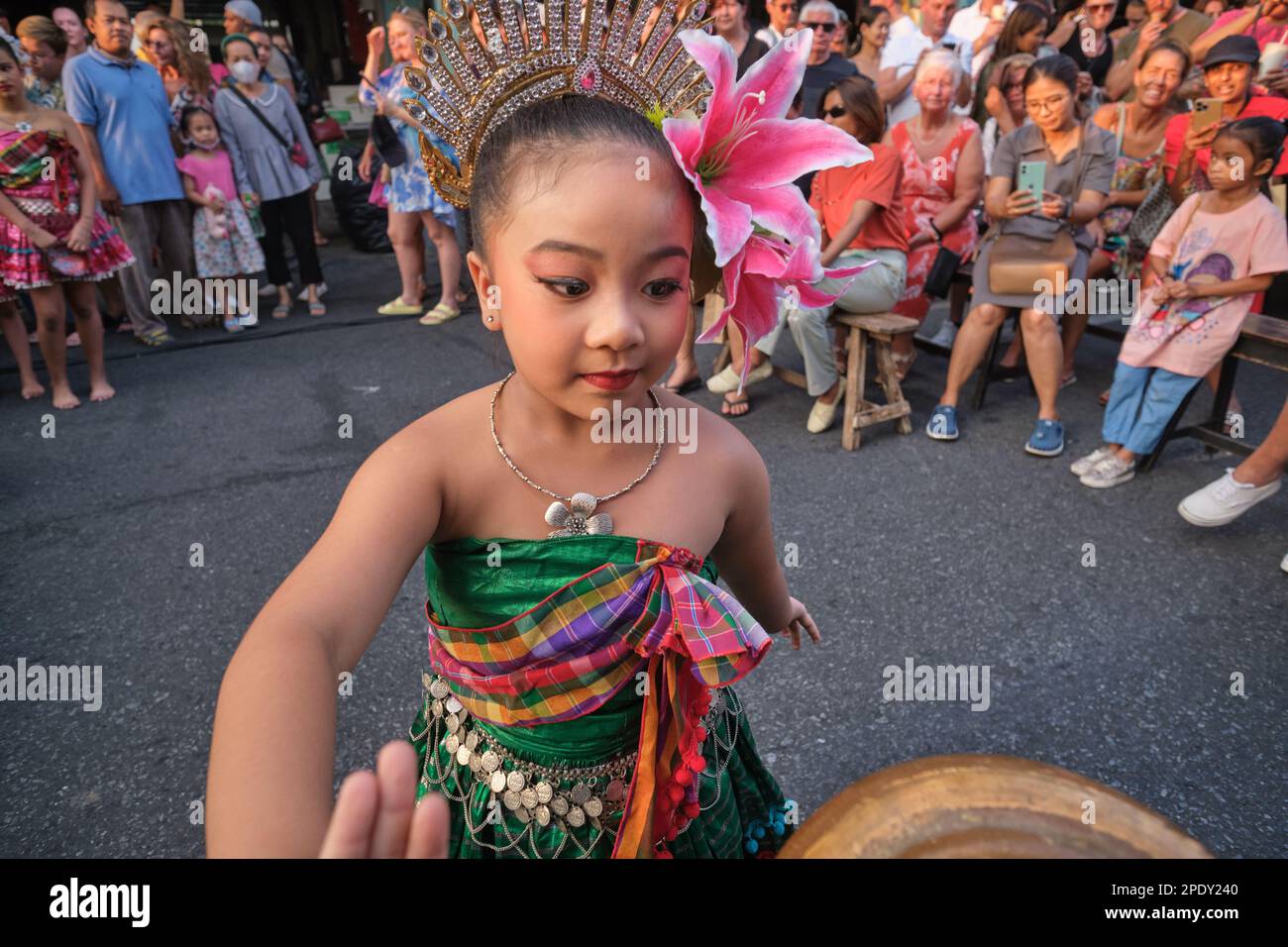 Une fille d'école thaïlandaise en costume traditionnel exécutant une danse traditionnelle pendant le marché de rue de marche du dimanche à Phuket ville, Phuket, Thaïlande Banque D'Images