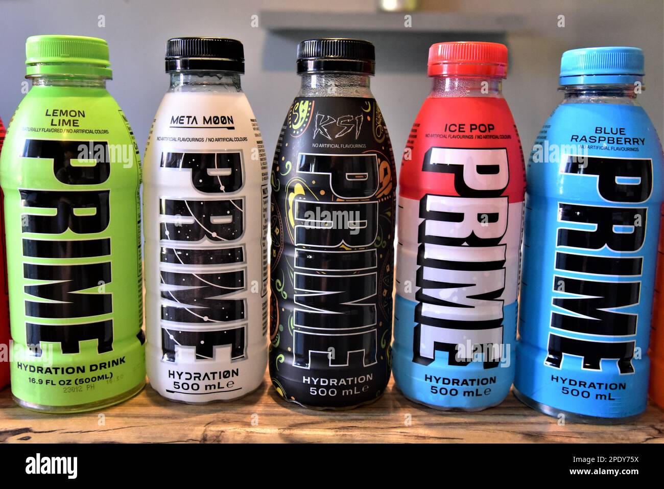 BOISSON D'hydratation DE QUALITÉ, les neuf saveurs sont illustrées, dont l'édition limitée KSI. Les boissons sont faites par YouTubers Logan Paul et KSI Banque D'Images