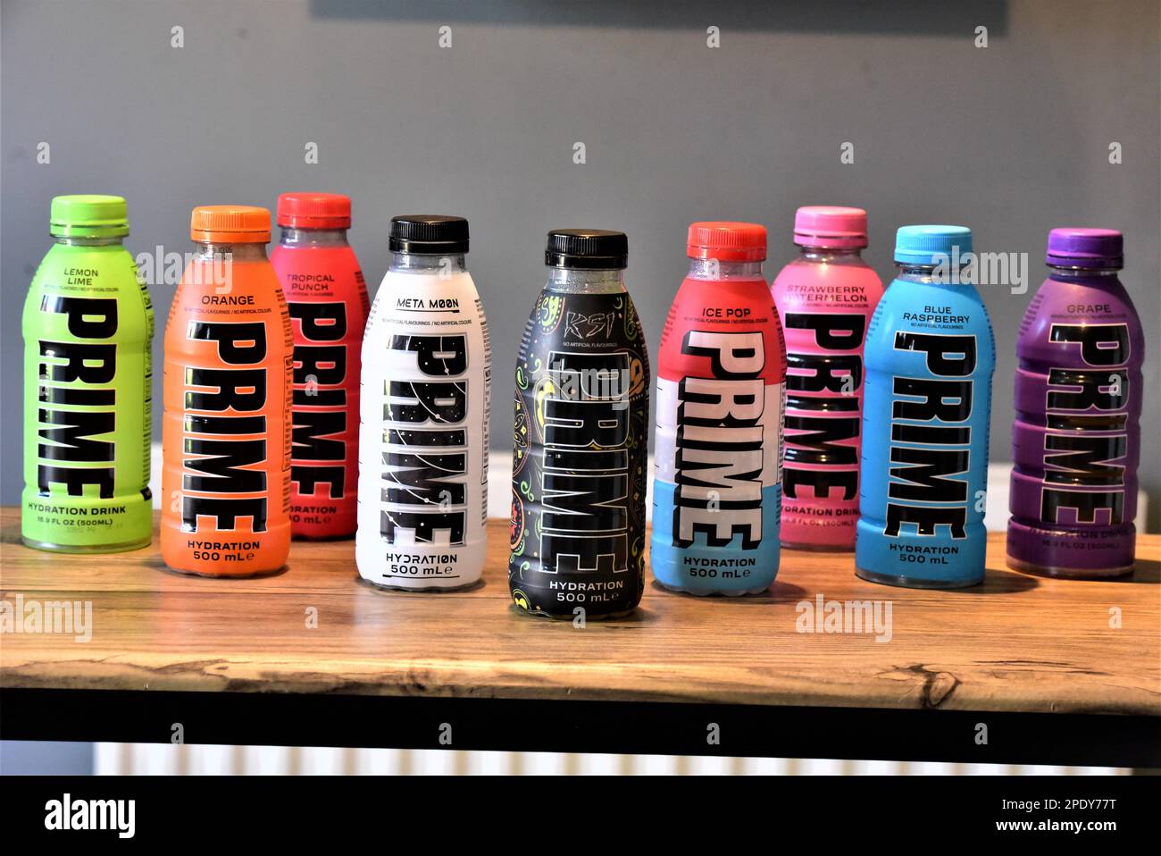BOISSON D'hydratation DE QUALITÉ, les neuf saveurs sont illustrées, dont l'édition limitée KSI. Les boissons sont faites par YouTubers Logan Paul et KSI Banque D'Images