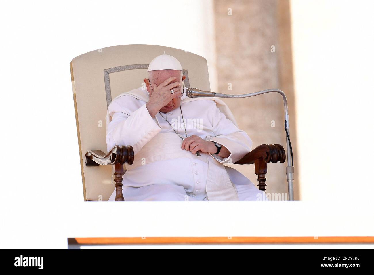 Vatican, 15 mars 2023. Le pape François dirige l'audience générale hebdomadaire sur la place Saint-Pierre au Vatican sur 15 mars 2023. Photo par Eric Vandeville/ABACAPRESS.COM crédit: Abaca Press/Alay Live News Banque D'Images