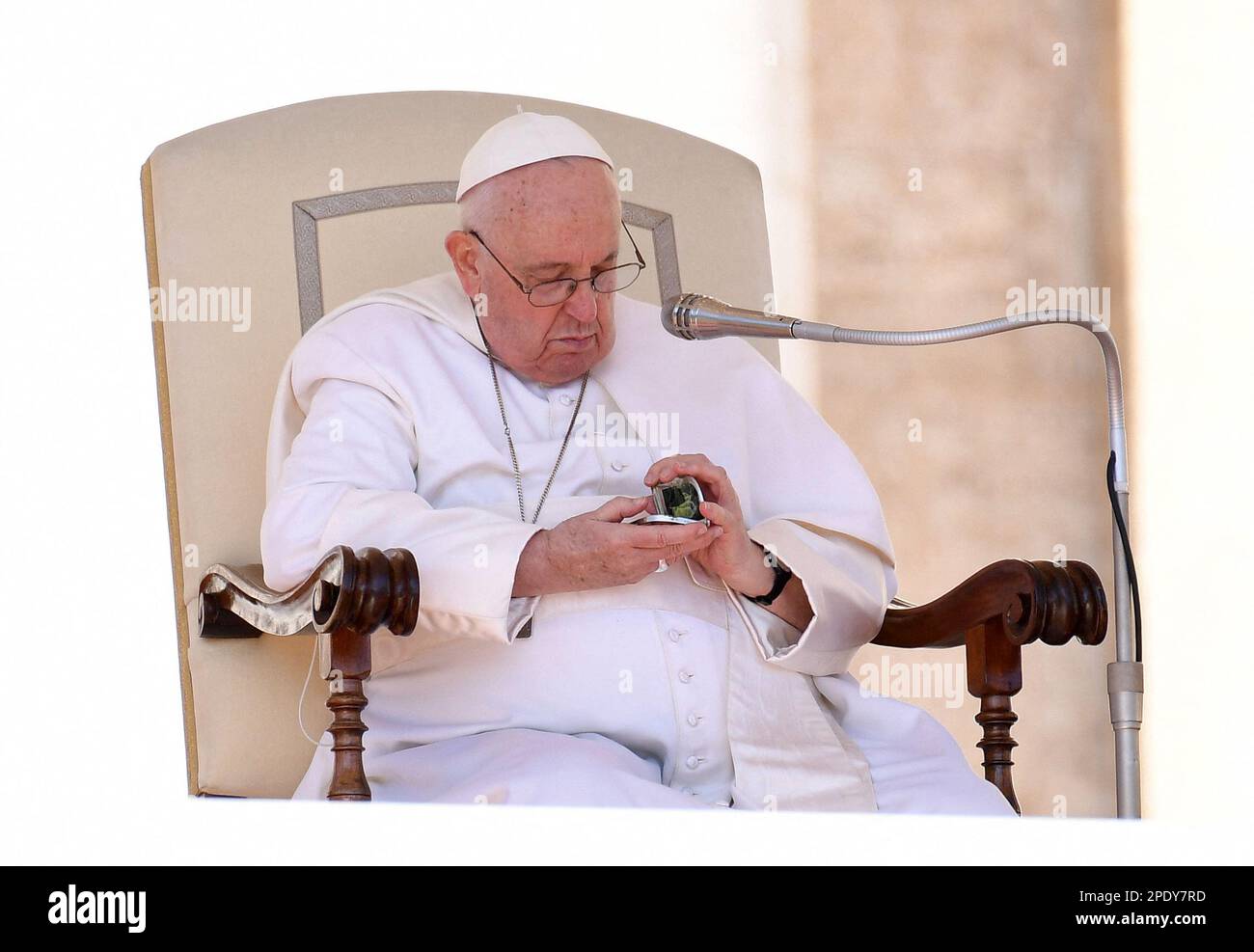 Vatican, 15 mars 2023. Le pape François vérifie son téléphone pendant l'audience générale hebdomadaire sur la place Saint-Pierre au Vatican sur 15 mars 2023. Photo par Eric Vandeville/ABACAPRESS.COM crédit: Abaca Press/Alay Live News Banque D'Images Vatican, 15 mars 2023. Le pape François vérifie son téléphone pendant l'audience générale hebdomadaire sur la place Saint-Pierre au Vatican sur 15 mars 2023. Photo par Eric Vandeville/ABACAPRESS.COM crédit: Abaca Press/Alay Live News Banque D'Images