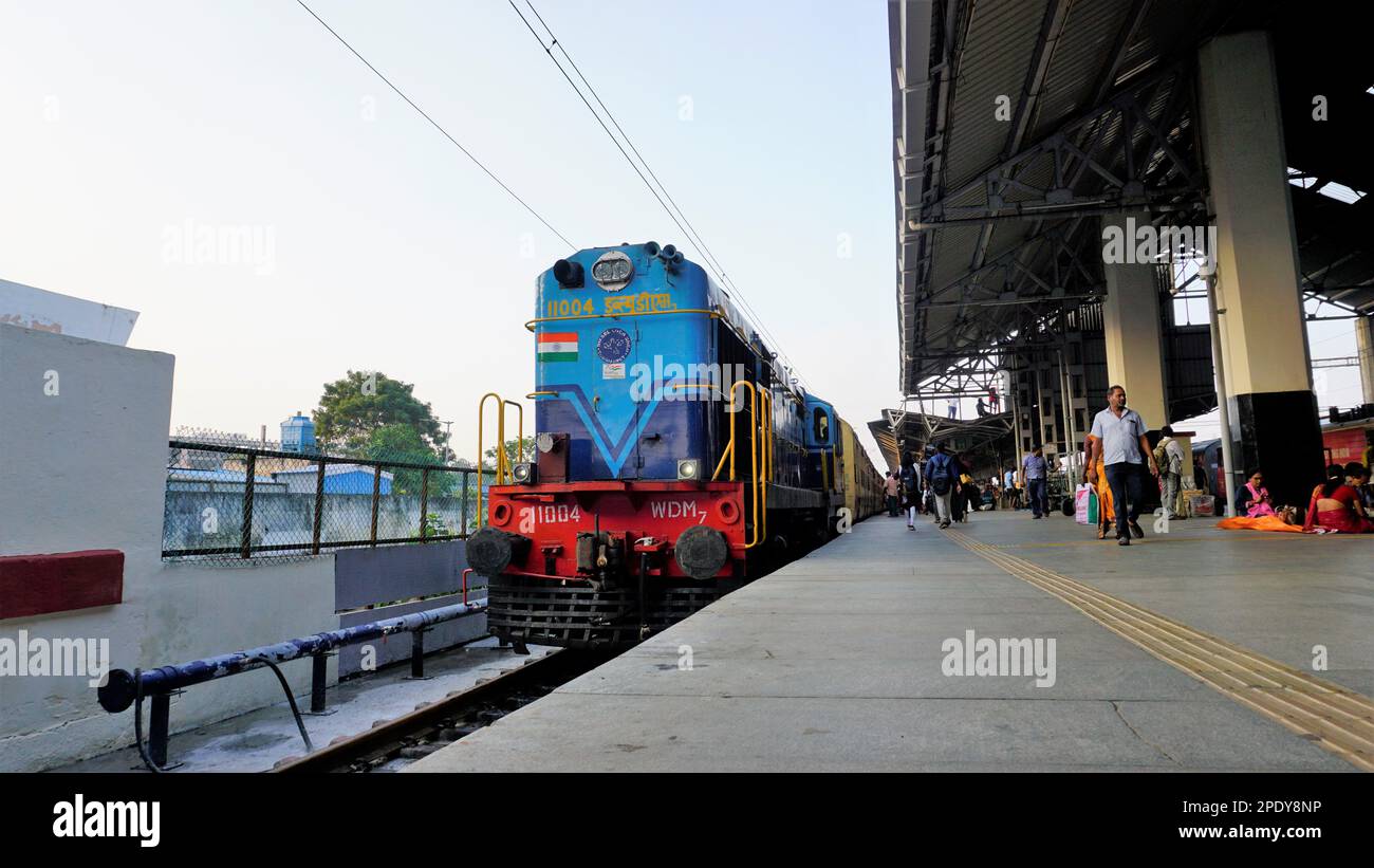 Chennai,Tamilnadu,Inde-29 décembre 2022: Vue du moteur des trains stationnés à la gare centrale de Chennai en attente de passagers à bord. Banque D'Images