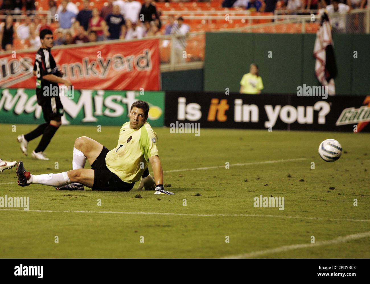 New York/New Jersey MetroStars goalie Tony Meola watches as a goal by DC United midfielder Joshua Gros rolls into the net in second period at RFK Stadium in Washington Wednesday, August 10, 2005. (AP Photo/Gerald Herbert) Banque D'Images