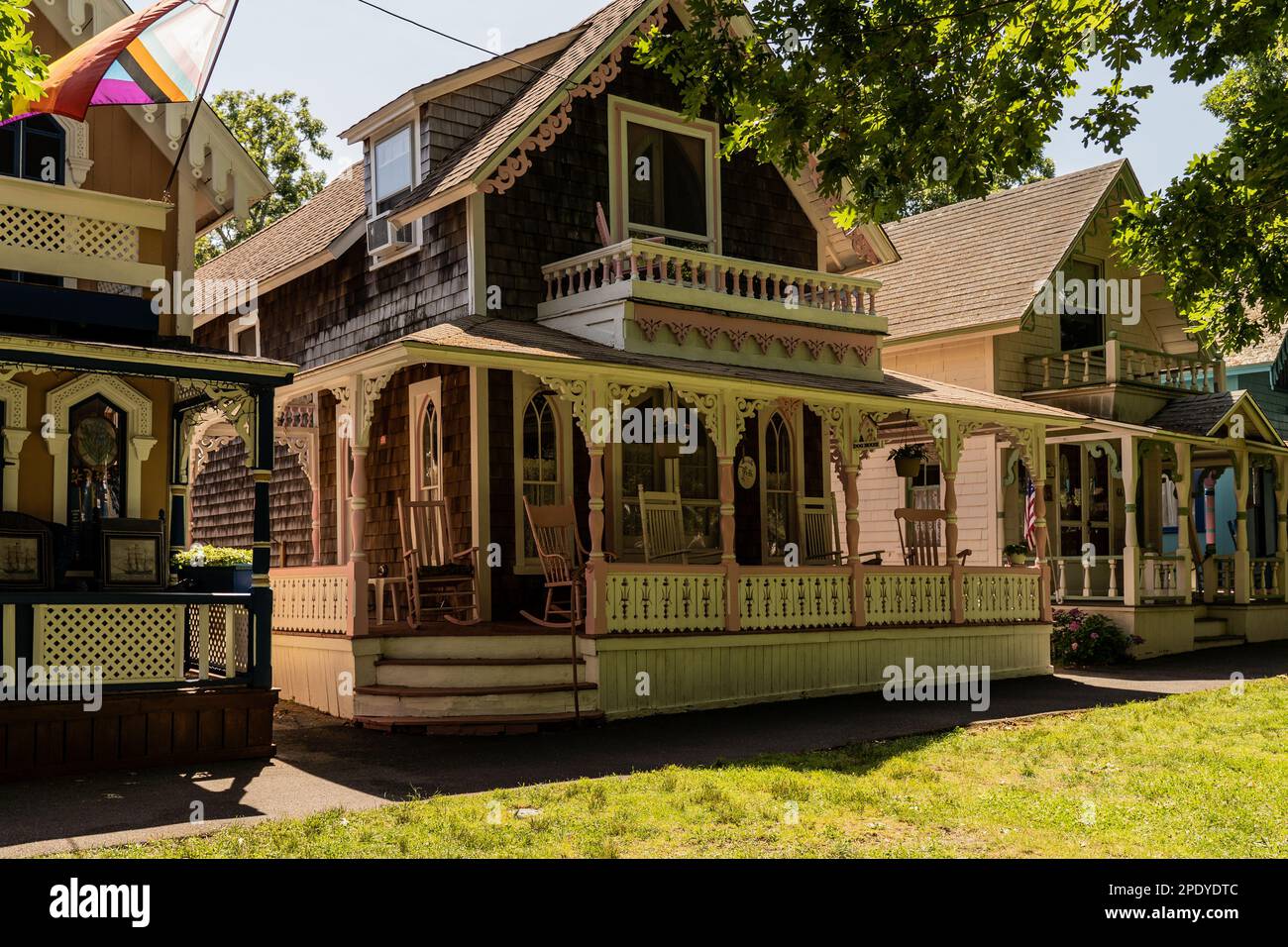 Martha's Vineyard, Ma. 8 juillet 2022: Charmant Carpenter Cottages gothiques avec style victorien, garniture en pain d'épice dans Oak Bluffs sur Martha's Vineyard, Mas Banque D'Images