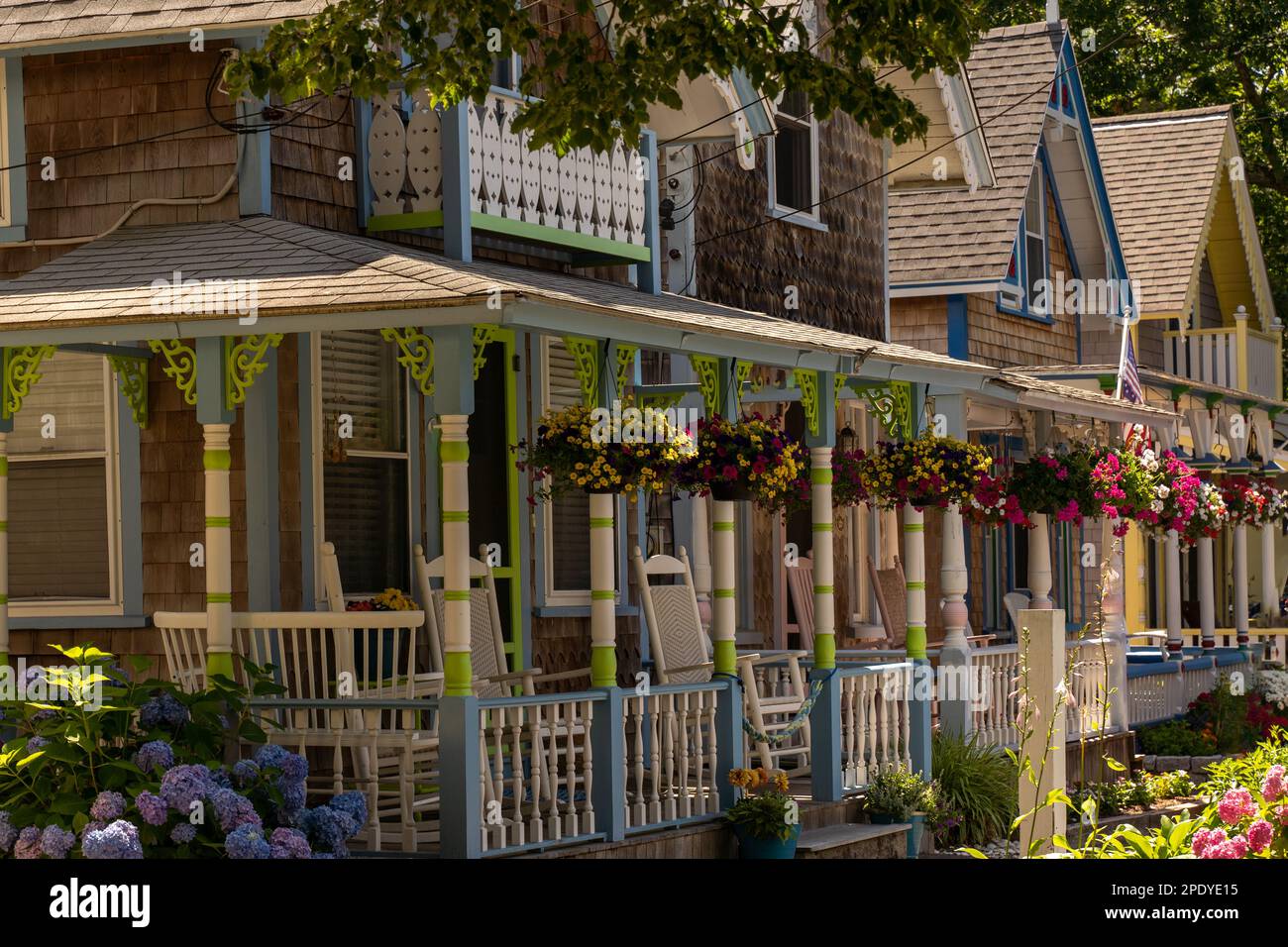 Martha's Vineyard, Ma. 8 juillet 2022: Charmant Carpenter Cottages gothiques avec style victorien, garniture en pain d'épice dans Oak Bluffs sur Martha's Vineyard, Mas Banque D'Images