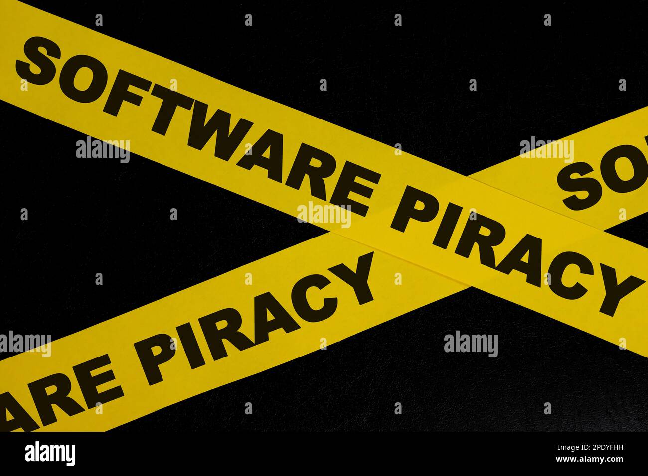 Concept d'alerte, de mise en garde et d'avertissement de piratage de logiciels. Ruban de barricade jaune avec mot sur fond noir foncé. Banque D'Images
