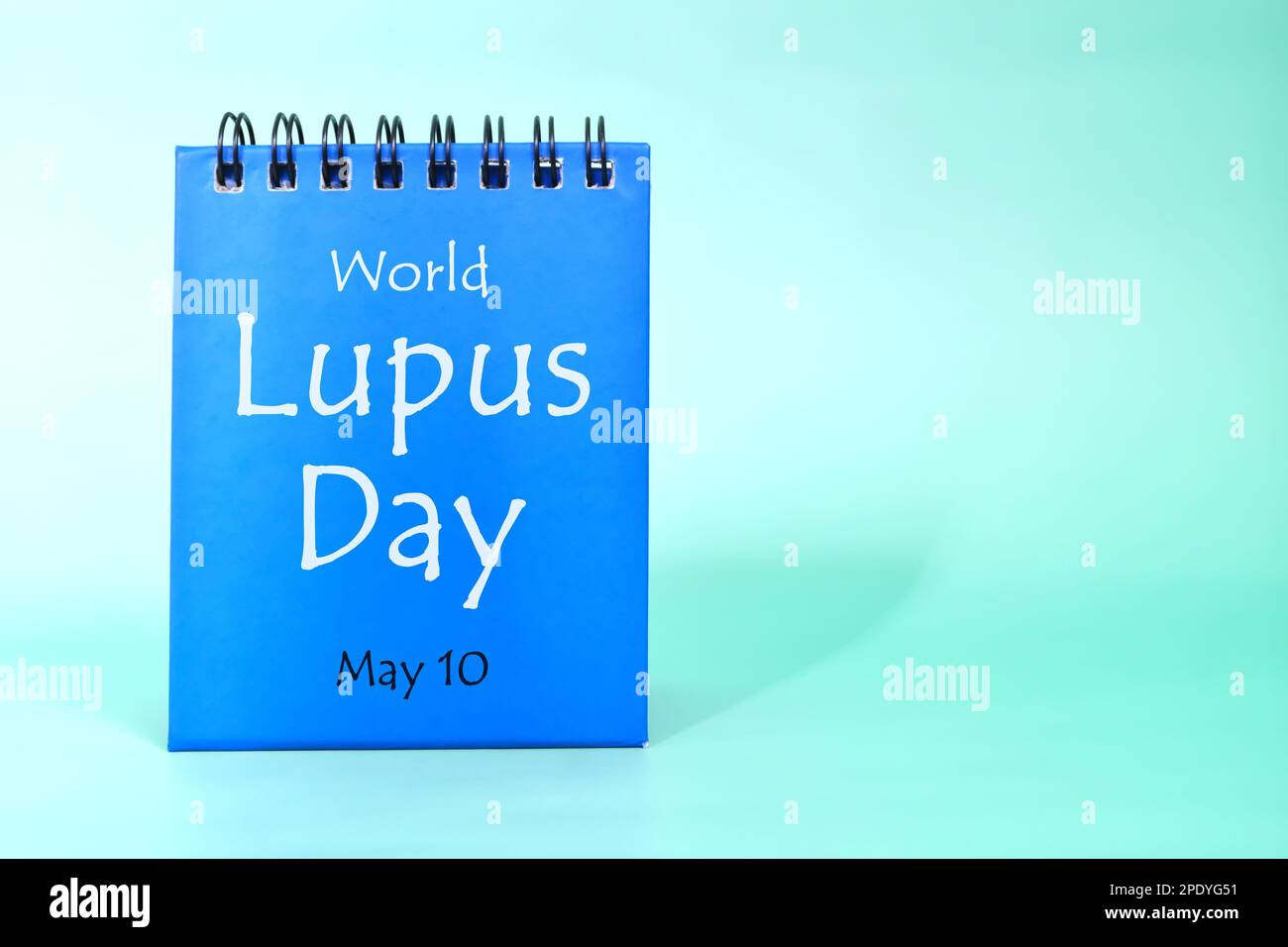 10 mai comme rappel de la Journée mondiale du lupus sur le calendrier bleu du bureau. Concept de célébration. Banque D'Images