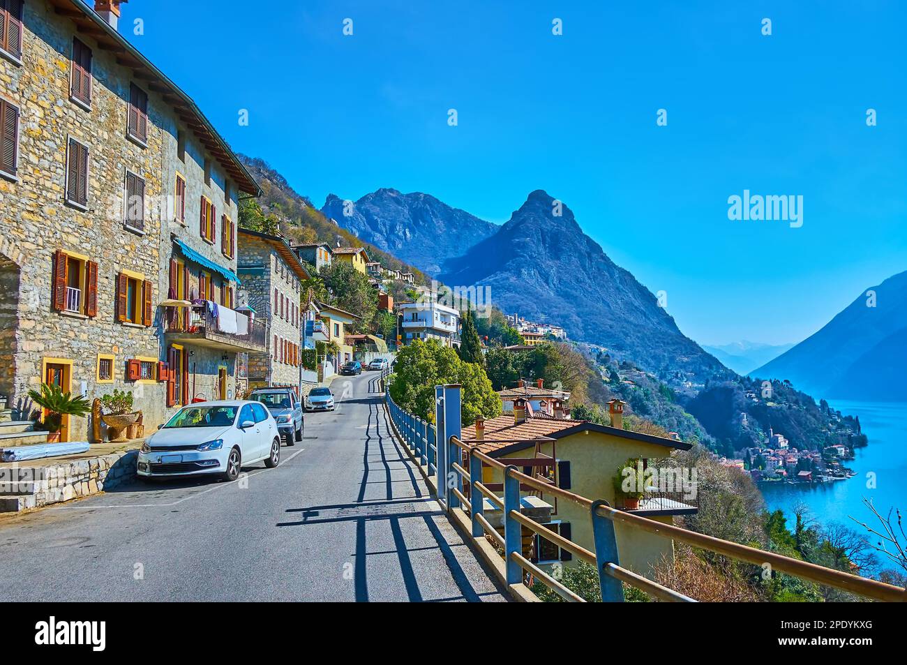 Le village montagnard d'Albogasio offre une vue sur la montagne et le lac de Lugano, à Valsolda, en Italie Banque D'Images