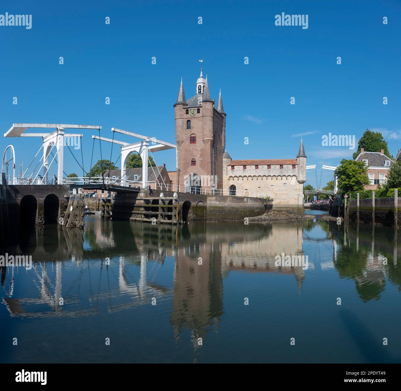 Ensemble avec Zuidhavenpoort à Oude Haven, Zierikzee, Zélande, pays-Bas, Europe Banque D'Images