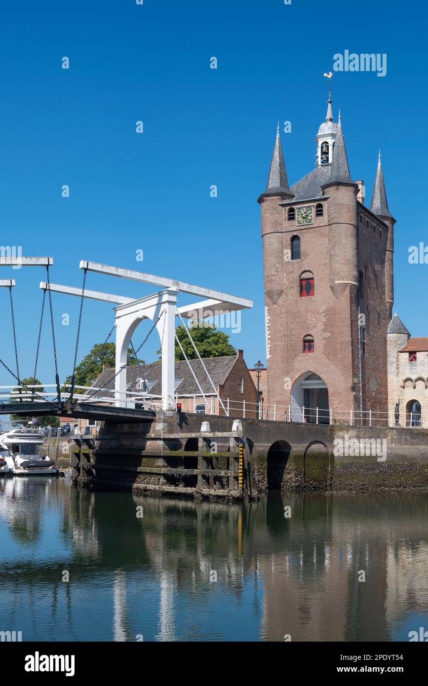 Ensemble avec Zuidhavenpoort à Oude Haven, Zierikzee, Zélande, pays-Bas, Europe Banque D'Images