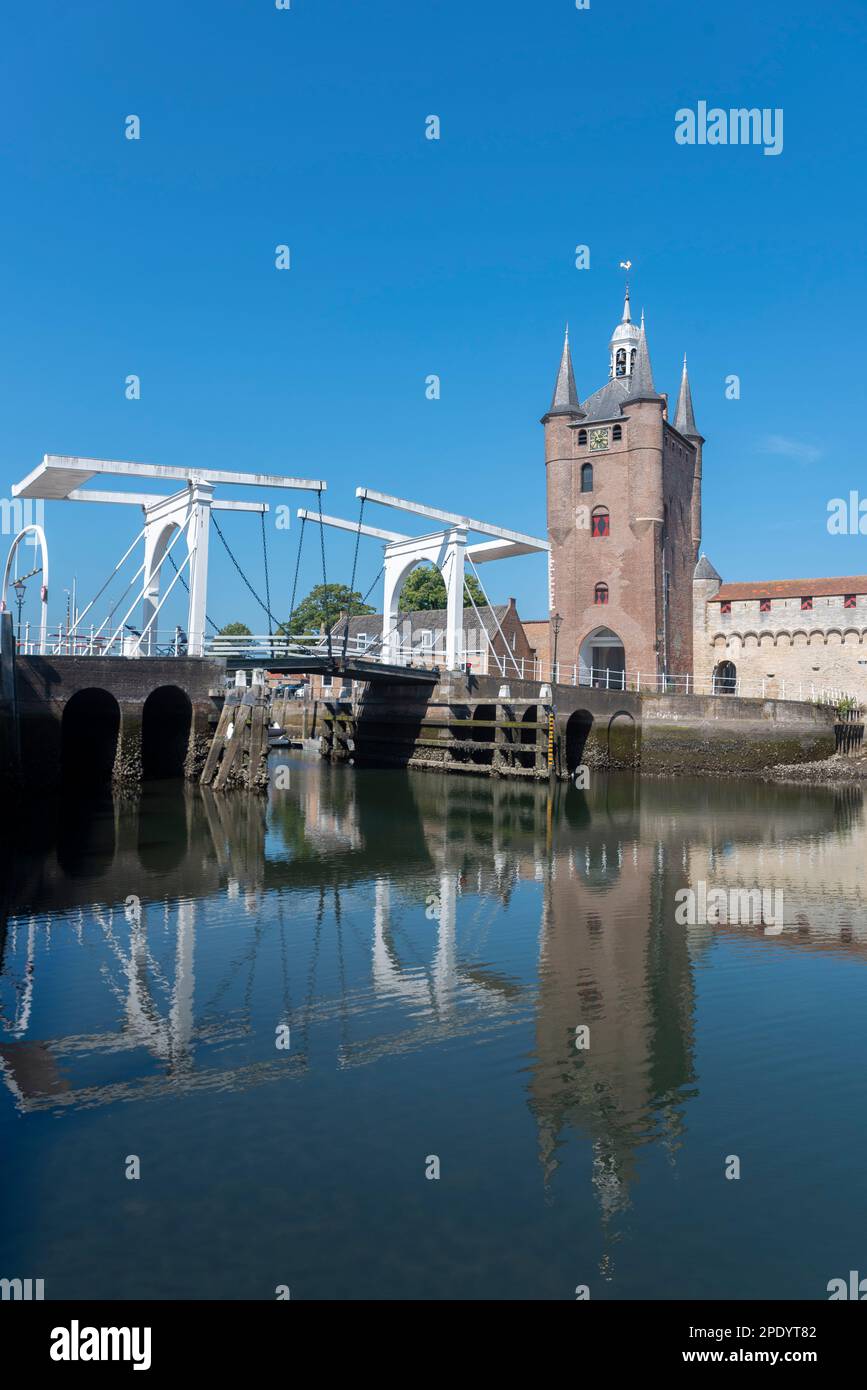 Ensemble avec Zuidhavenpoort à Oude Haven, Zierikzee, Zélande, pays-Bas, Europe Banque D'Images