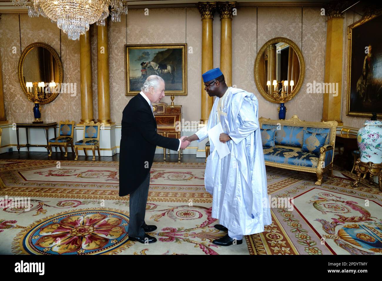Le roi Charles III reçoit l'ambassadeur de la République du Mali, El Hadji Alhousseini Traore, lors d'un audience au Palais de Buckingham, à Londres. Date de la photo: Mercredi 15 mars 2023. Banque D'Images