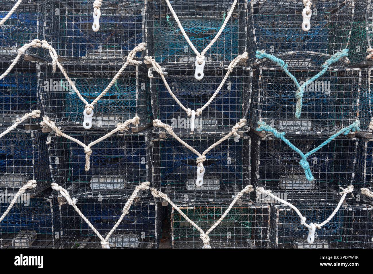 Pièges à poissons sur le quai de Nieuwe Haven, Zierikzee, Zélande, pays-Bas, Europe Banque D'Images